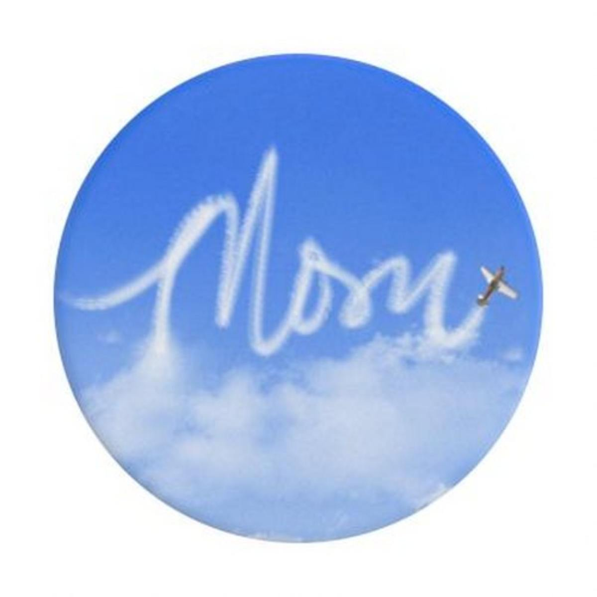 Nuvole scrivono "Mamma" nel cielo blu con piccolo aereo.