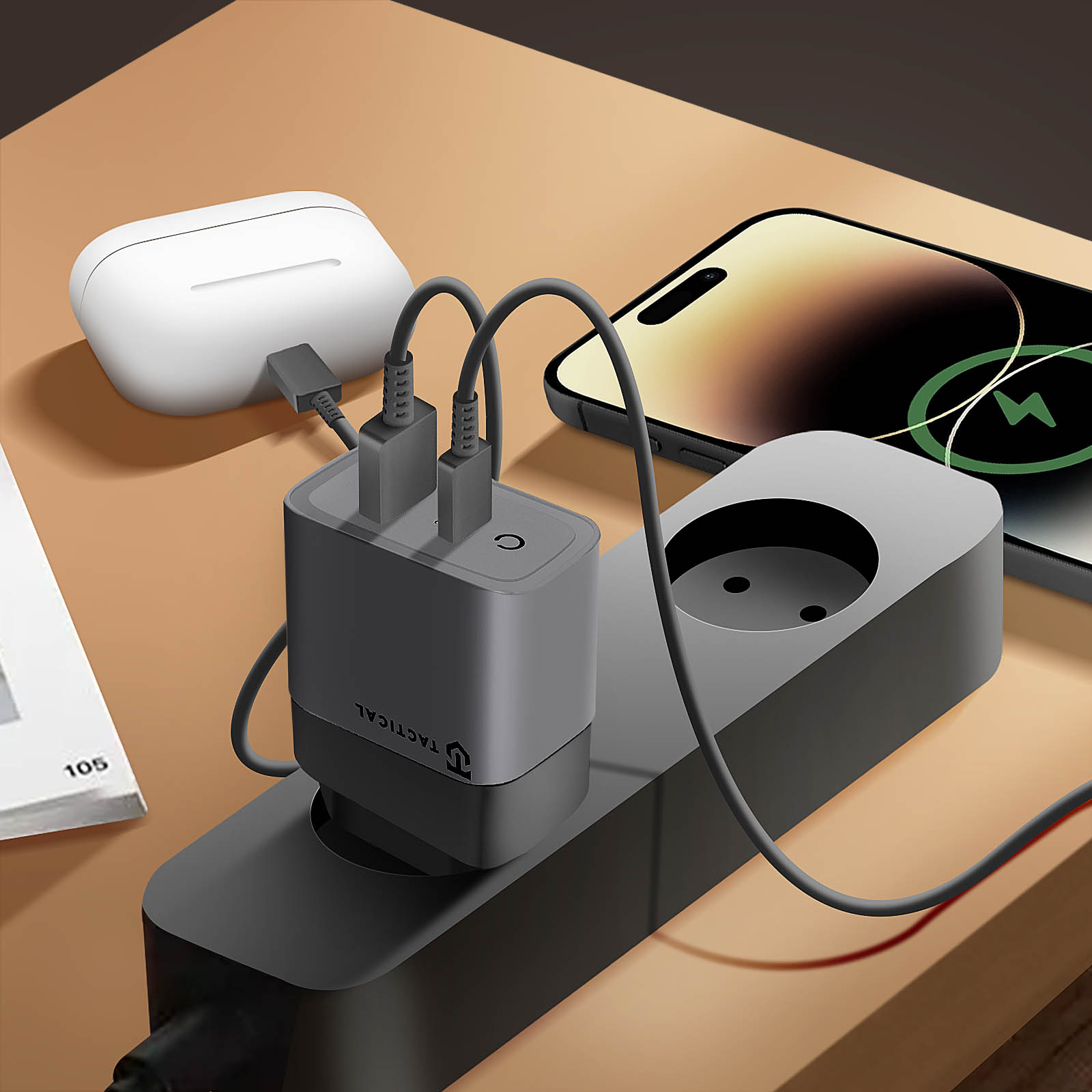 Un caricabatterie con due porte USB che carica un iPhone e auricolari bianchi.