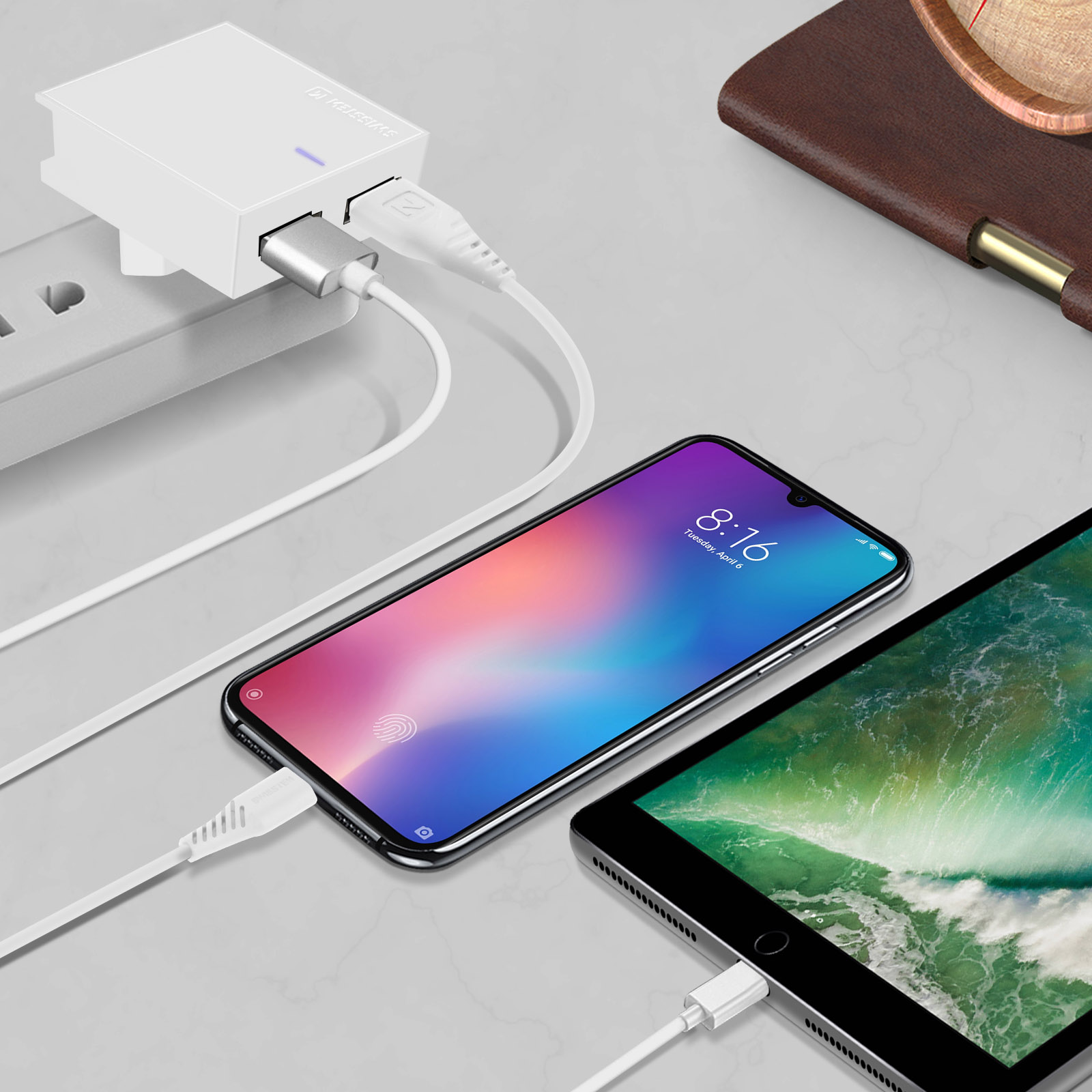 Un adattatore di ricarica bianco alimenta uno smartphone e un tablet.