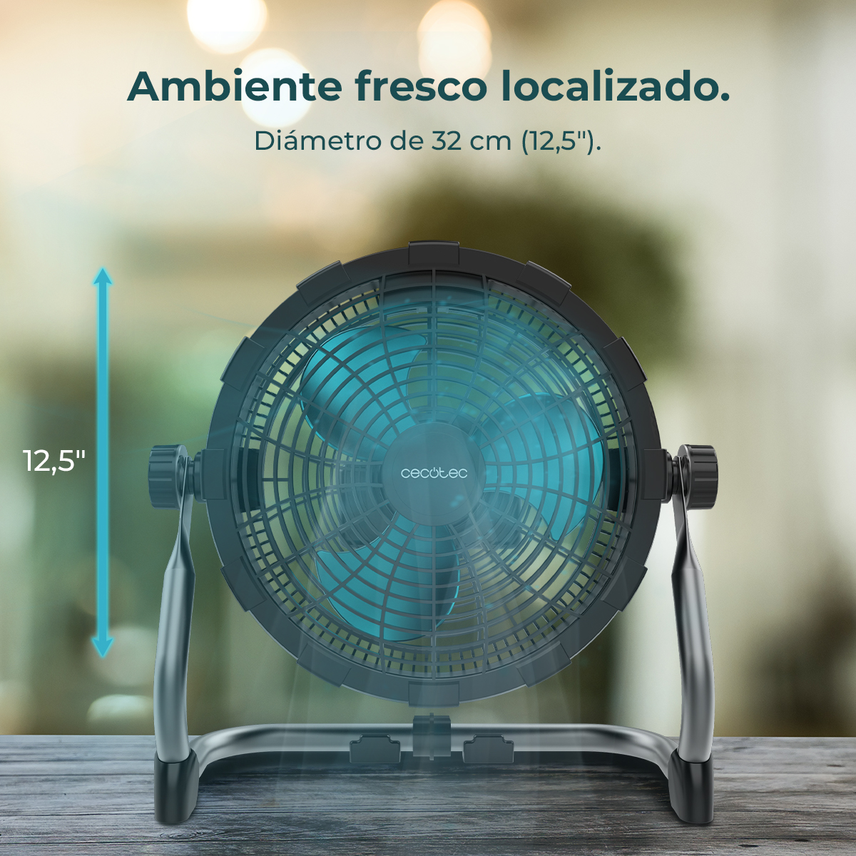 Un ventilador negro con aspas azules sobre una mesa de madera, 12,5 pulg.