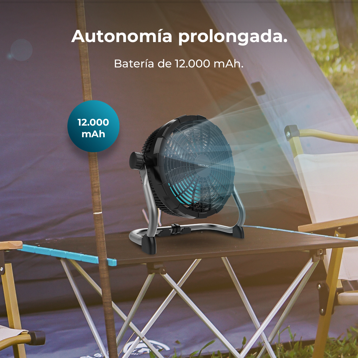 Un ventilador negro de 12000 mAh está sobre una mesa frente a una tienda.