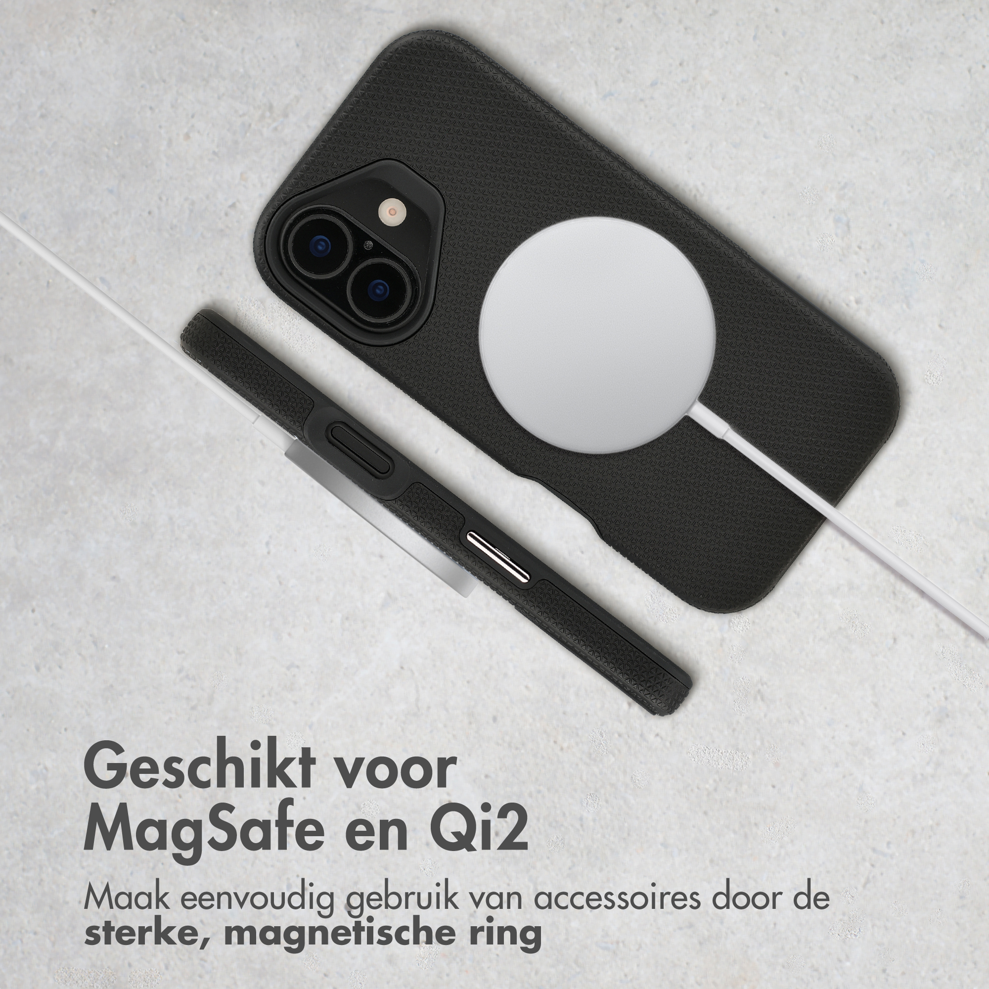 Zwarte iPhone met MagSafe lader en kabel op lichte ondergrond.