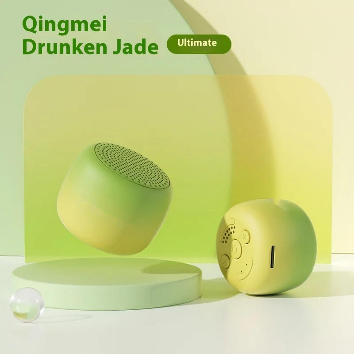 Zwei grüne und gelbe Lautsprecher stehen auf einem Podest vor einem gelben Hintergrund.