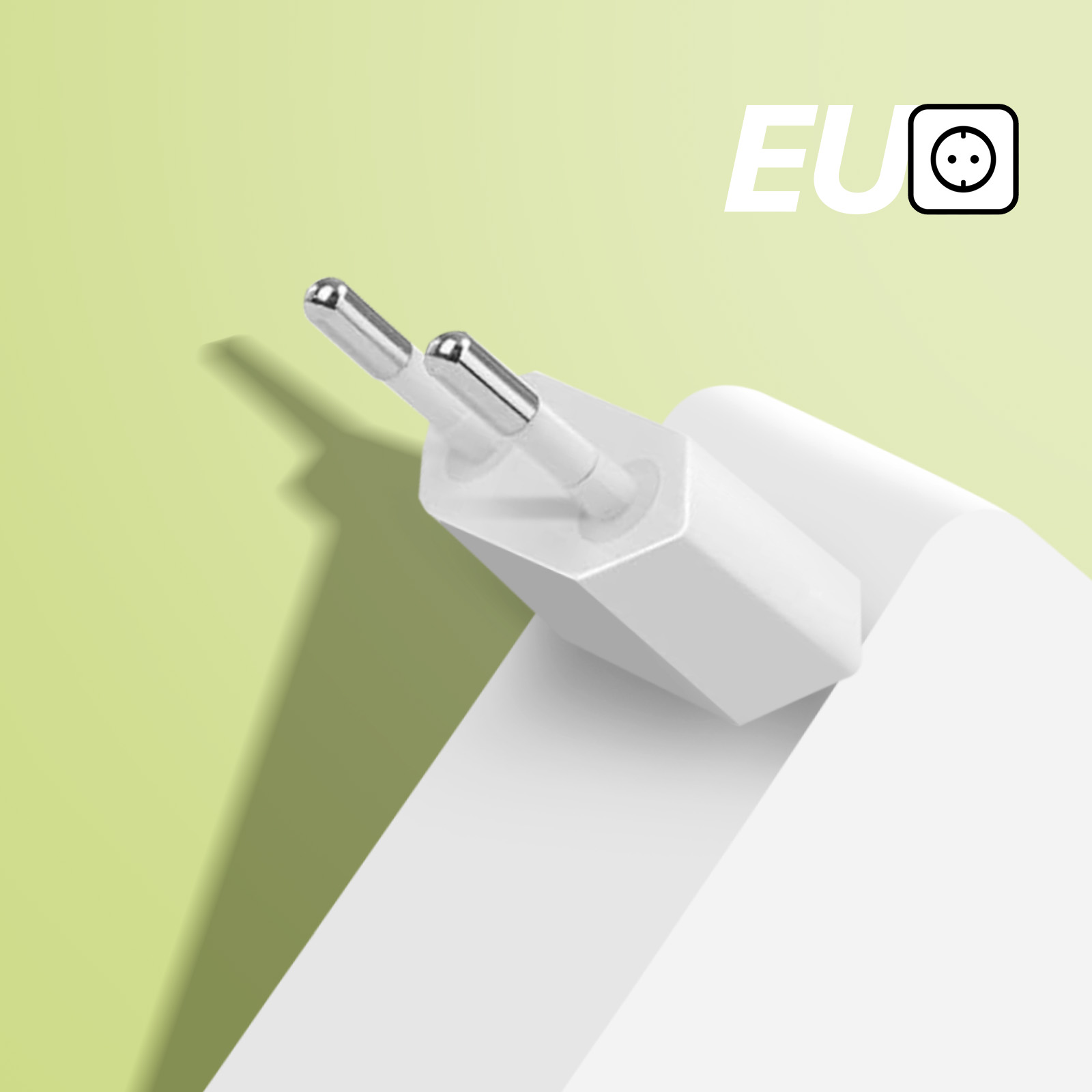 Ein weißer EU-Stecker mit zwei Metallstiften vor hellgrünem Hintergrund.