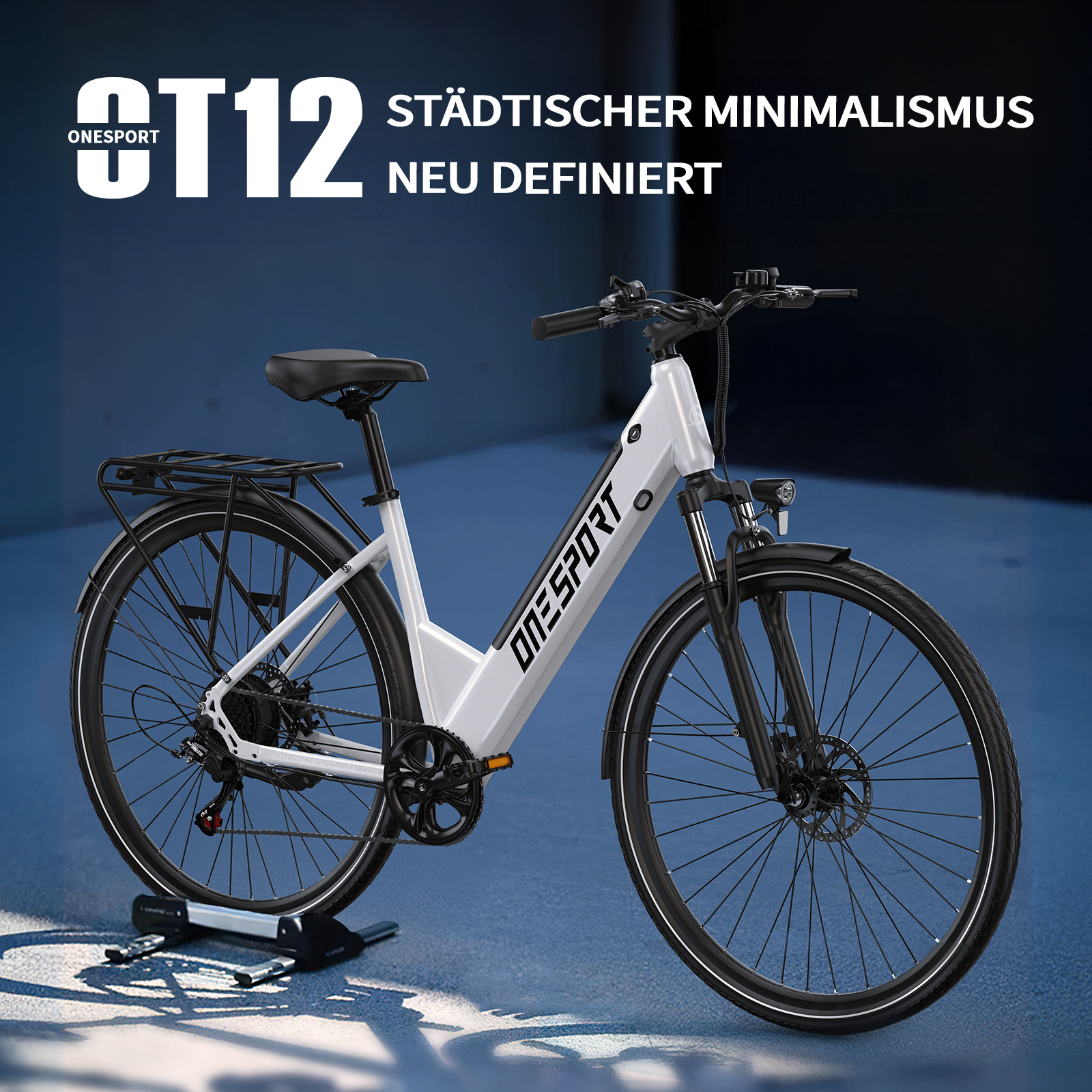Ein weißes E-Bike mit dem Namen CT12 steht auf einem Ständer.