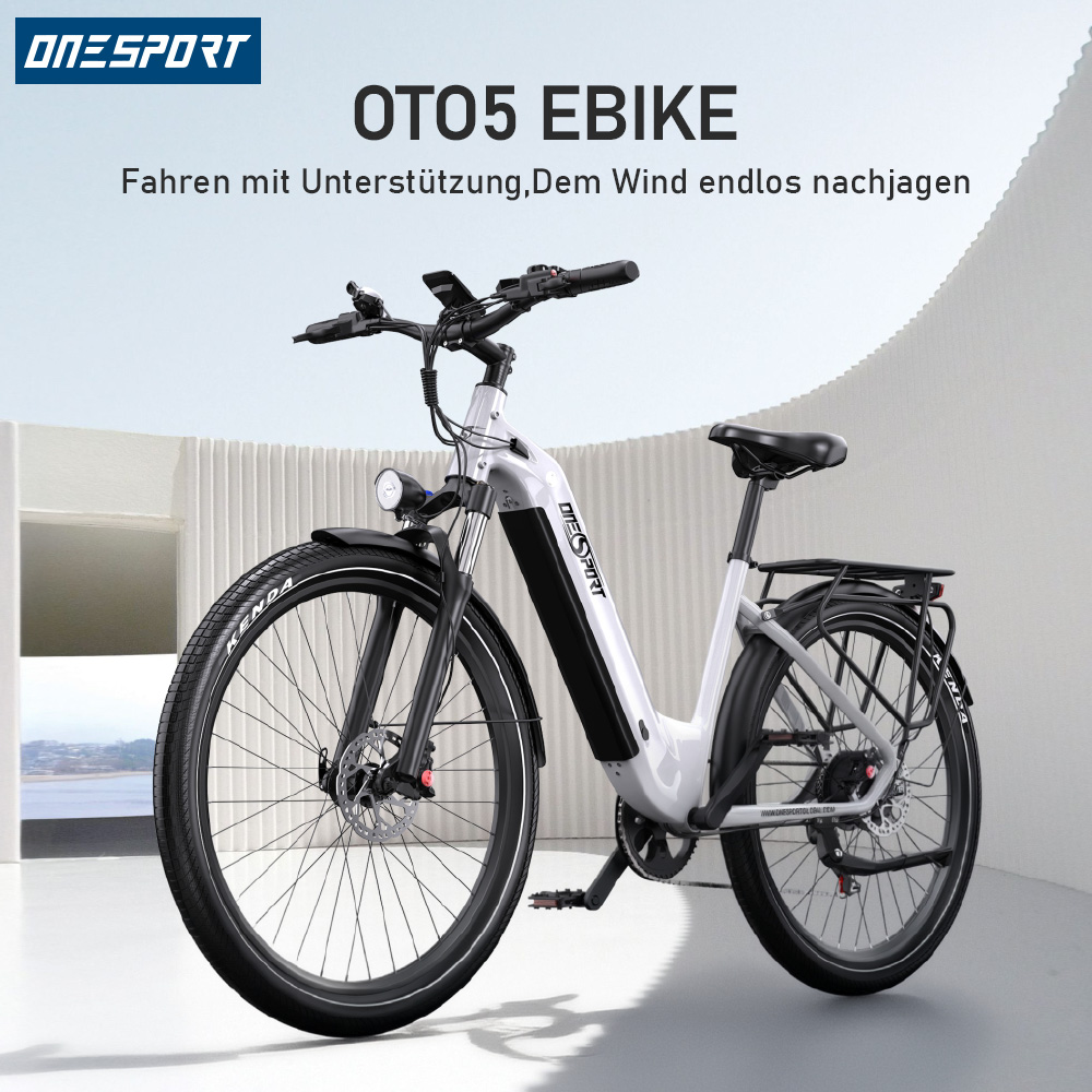 Ein weißes E-Bike mit schwarzem Sattel und Gepäckträger steht vor einer Kulisse.
