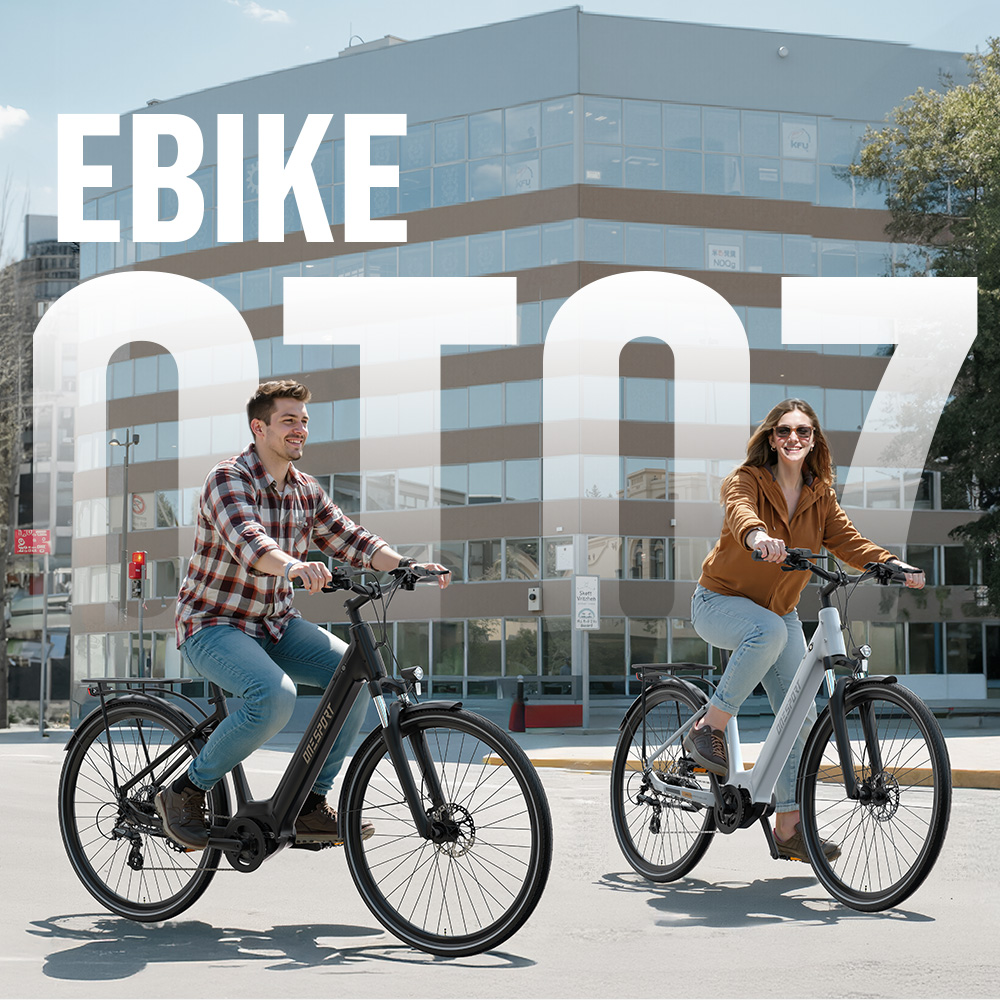 Mann und Frau fahren E-Bikes vor einem modernen Gebäude.