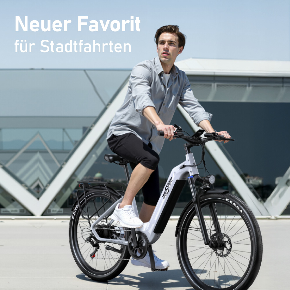 Ein Mann fährt ein weißes E-Bike vor einem modernen Gebäude.