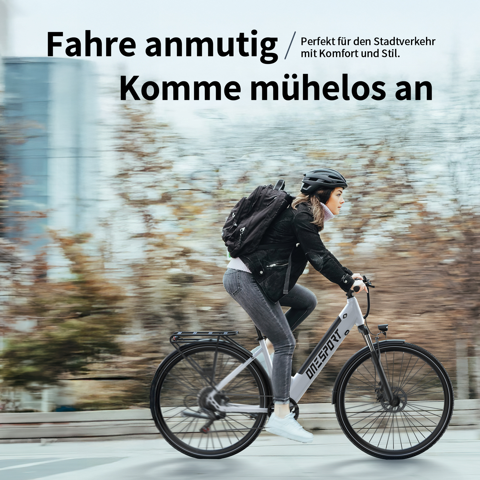 Eine Frau fährt ein weißes E-Bike mit Helm und Rucksack, draußen.