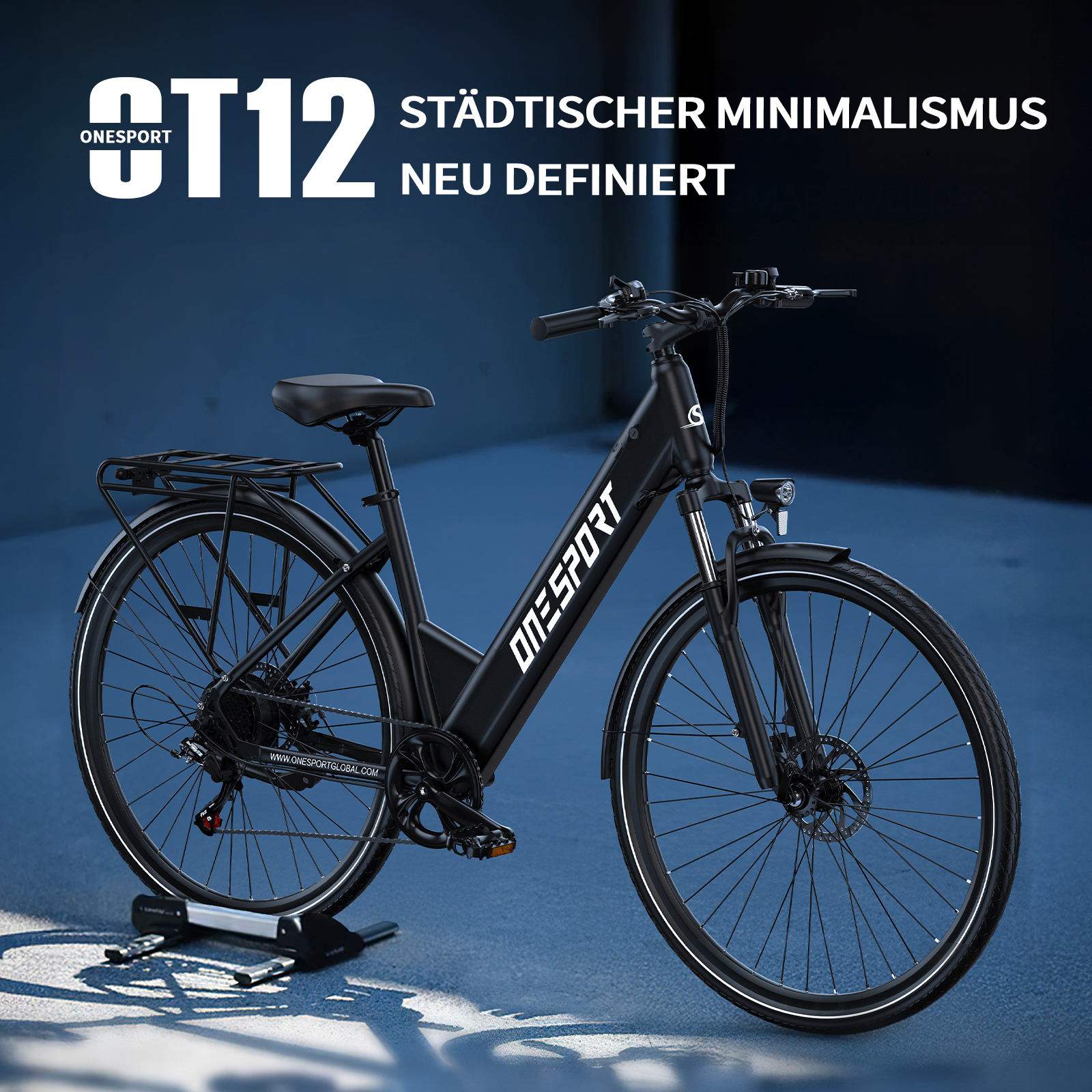 Schwarzes E-Bike mit Gepäckträger steht auf einem Rollentrainer.
