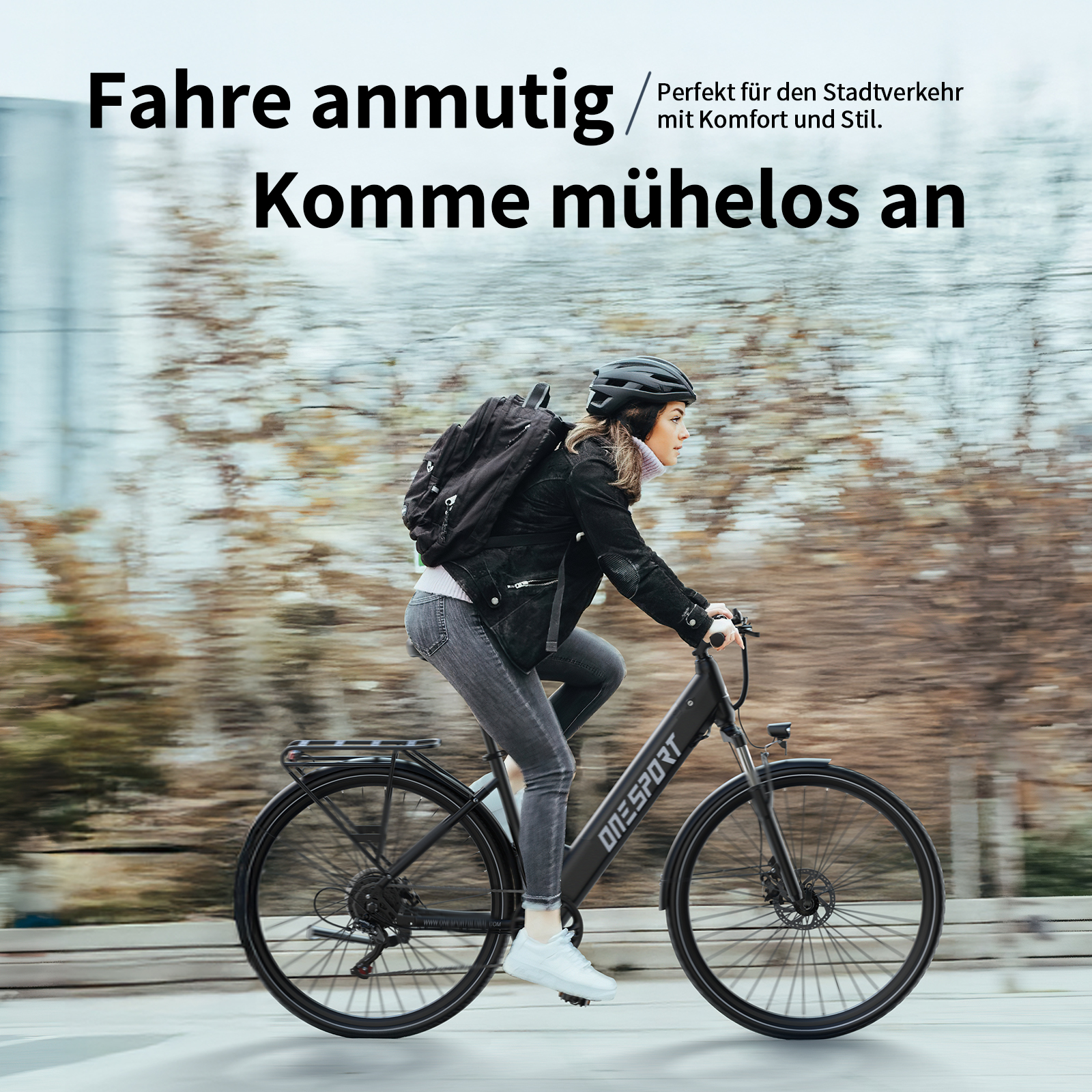 Eine Frau mit Helm fährt ein schwarzes E-Bike, trägt einen Rucksack und Jeans.