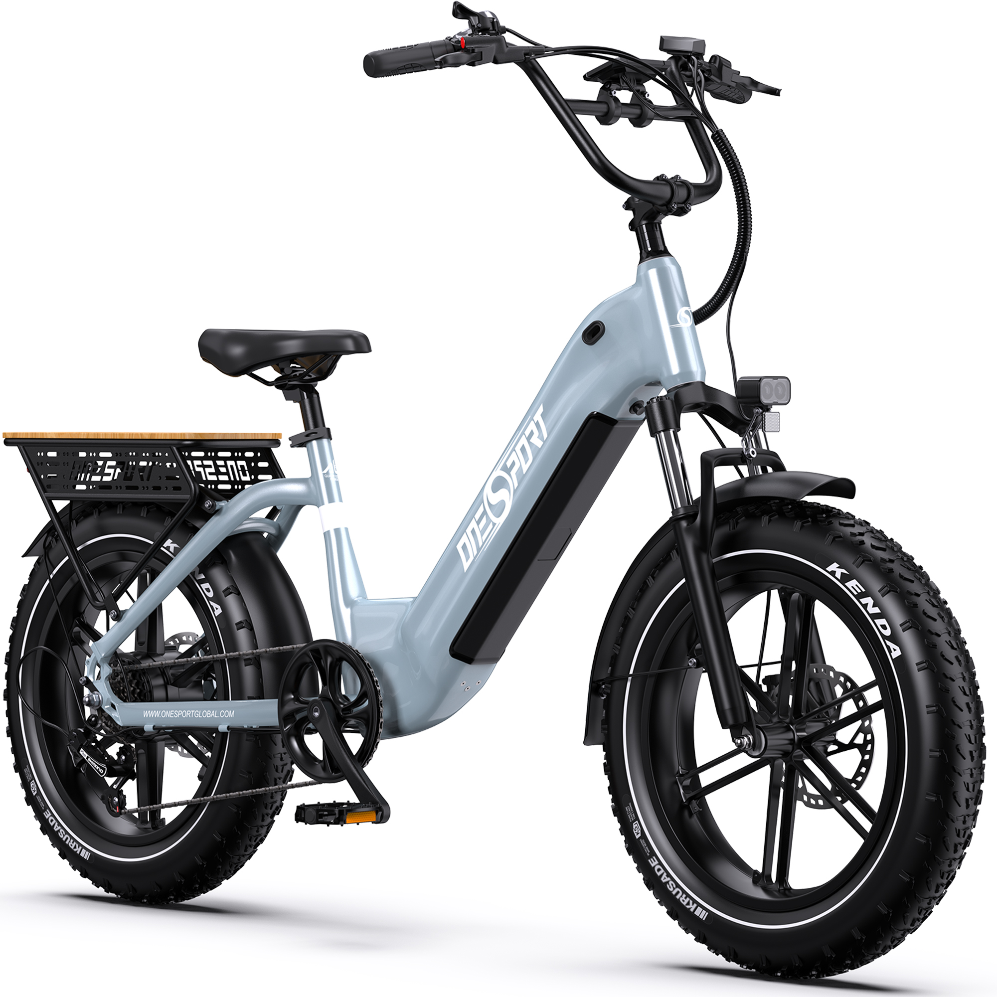 Una e-bike grigio chiaro con pneumatici larghi, portapacchi e tavola in legno.