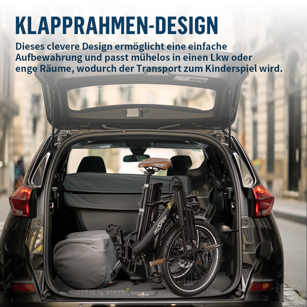 Ein schwarzes Klapprad steht im Kofferraum eines Autos neben Gepäck.