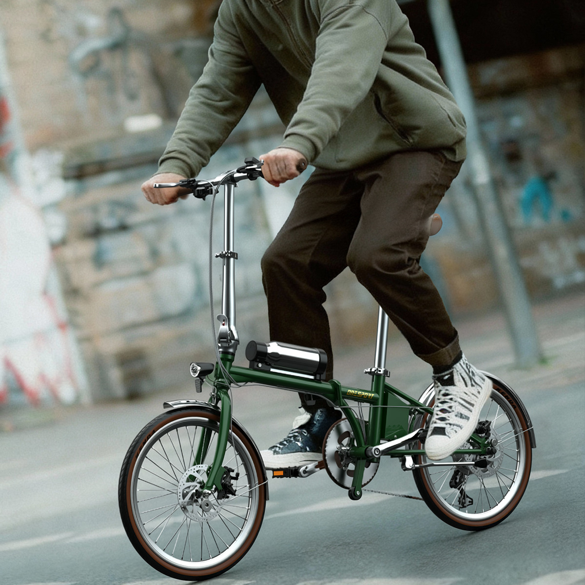 Osoba jedzie na zielonym rowerze składanym, miejskie tło.