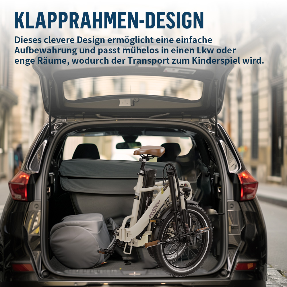 Ein weißes Klapprad steht im Kofferraum eines Autos neben einer Tasche.