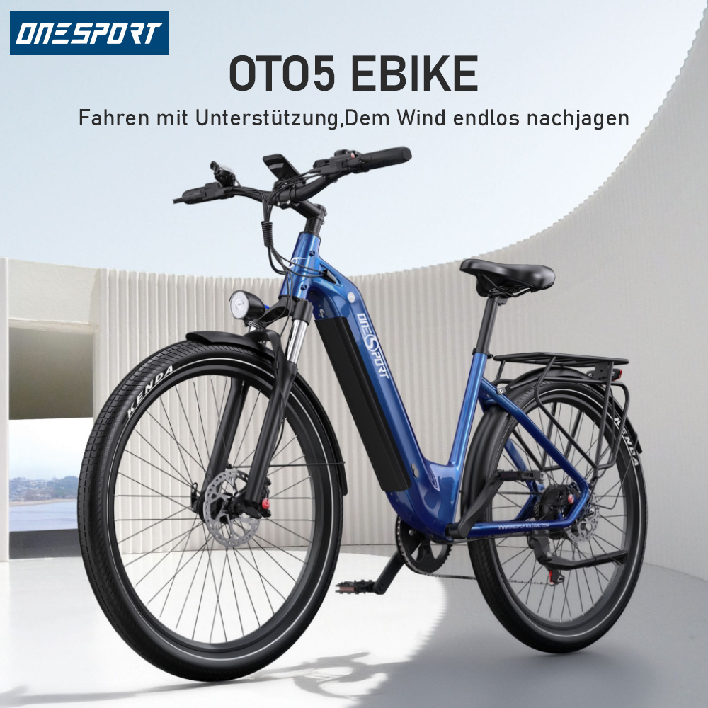 Ein blaues OTO5 E-Bike mit Gepäckträger steht auf einem hellen Hintergrund.