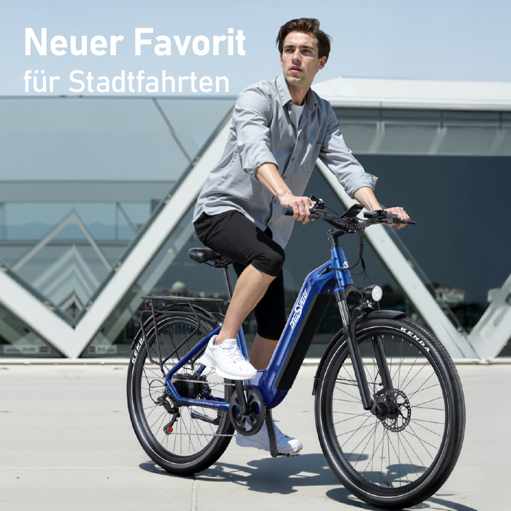 Ein Mann fährt ein blaues E-Bike vor einem modernen Gebäude.
