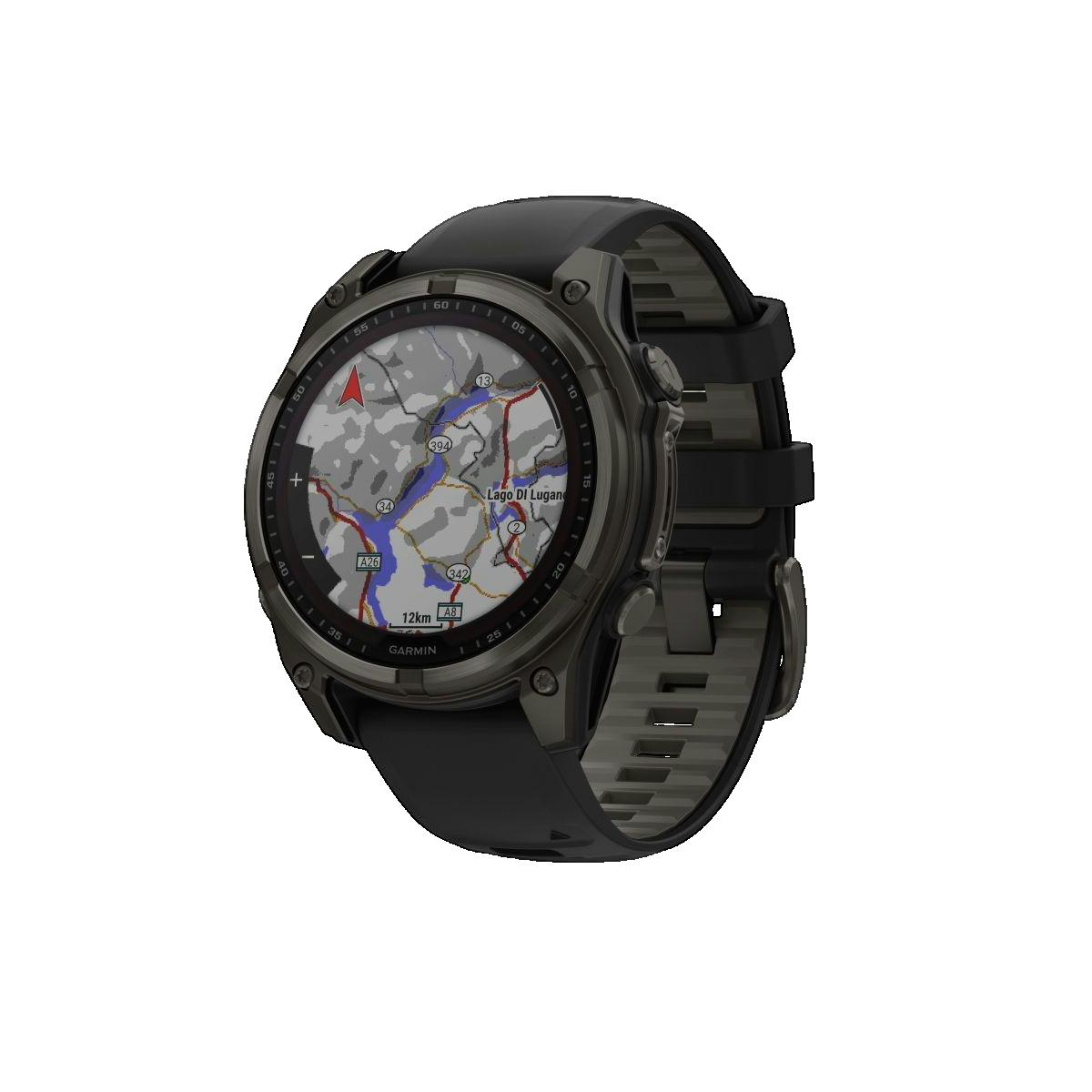 Szary smartwatch z czarnym paskiem wyświetla mapę Lago Di Lugano.