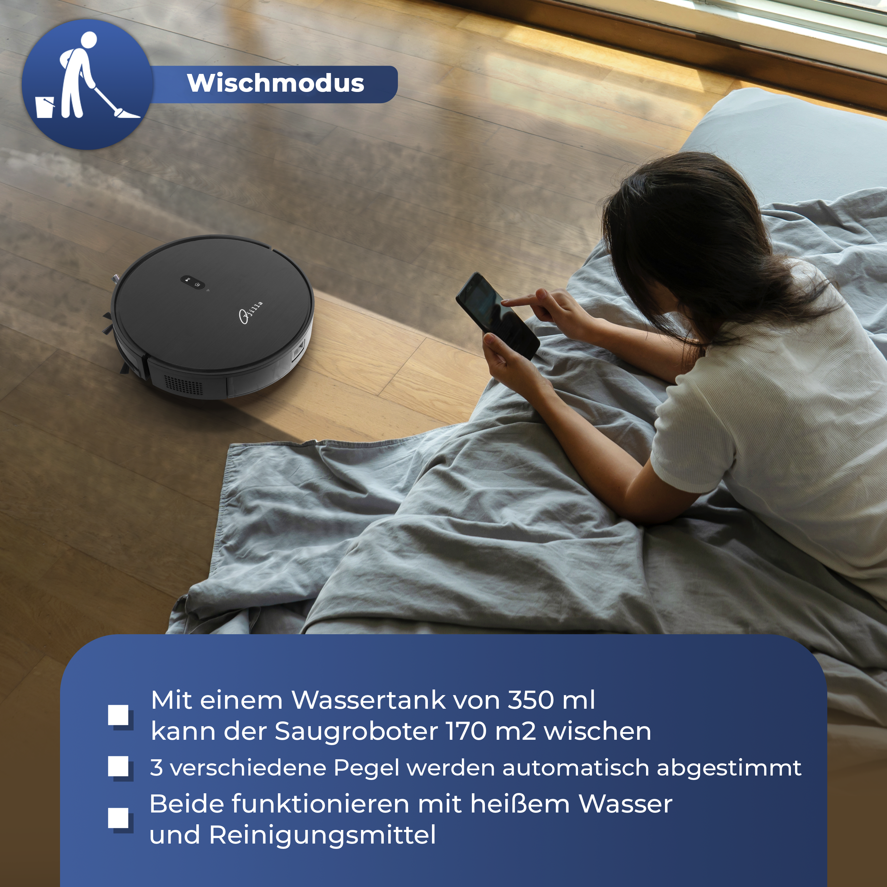 Ein Saugroboter auf einem Holzboden neben einem Bett, bedient per Smartphone.