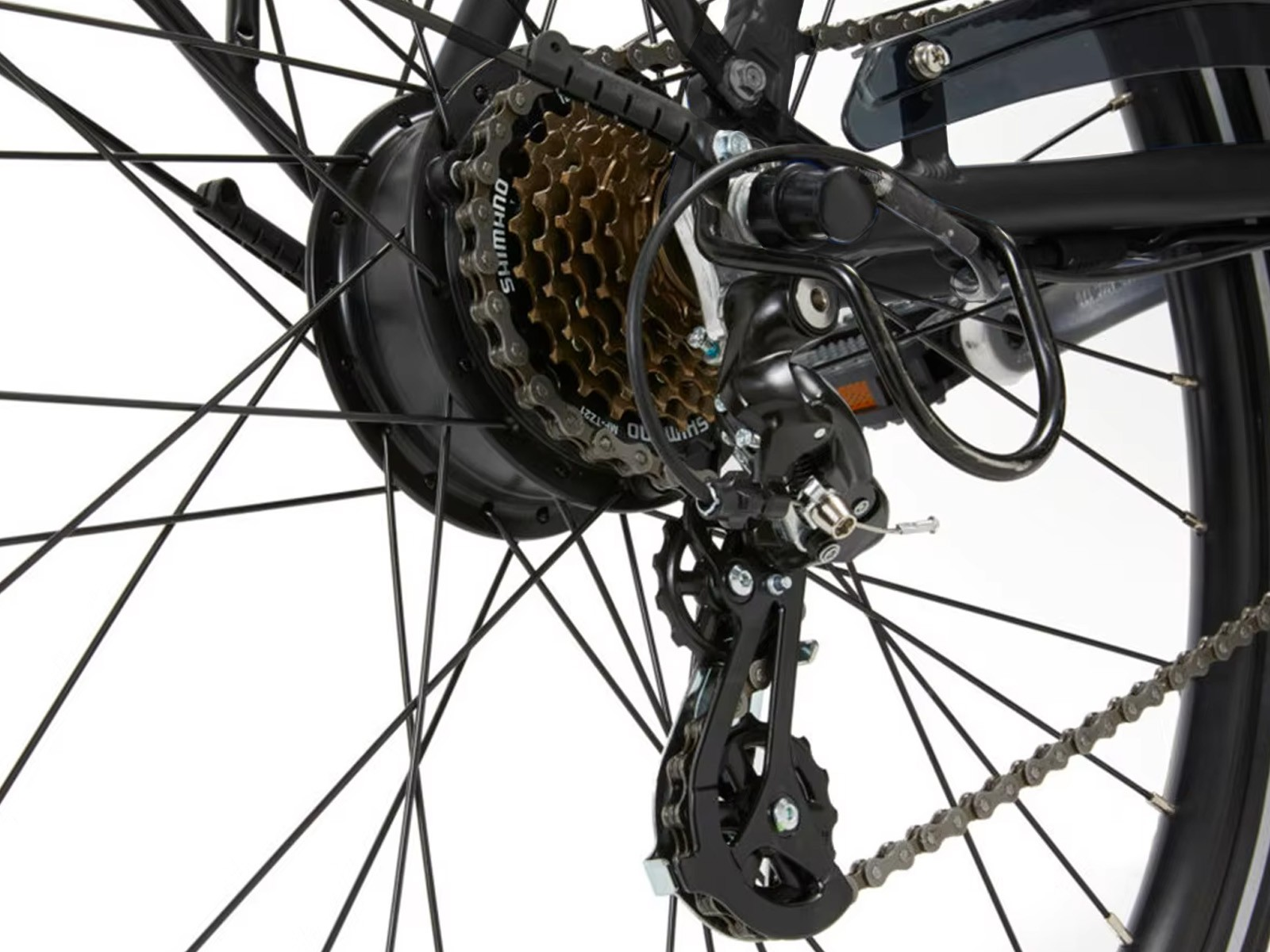 Close-up van de derailleur, cassette, ketting en spaken van een fiets.