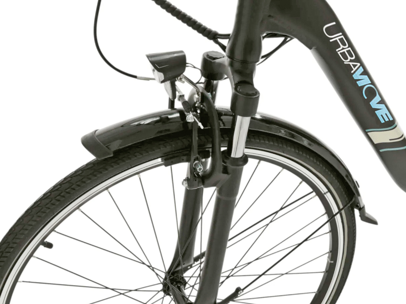 Vooraanzicht van een zwarte fiets met koplamp, spatbord en wiel.