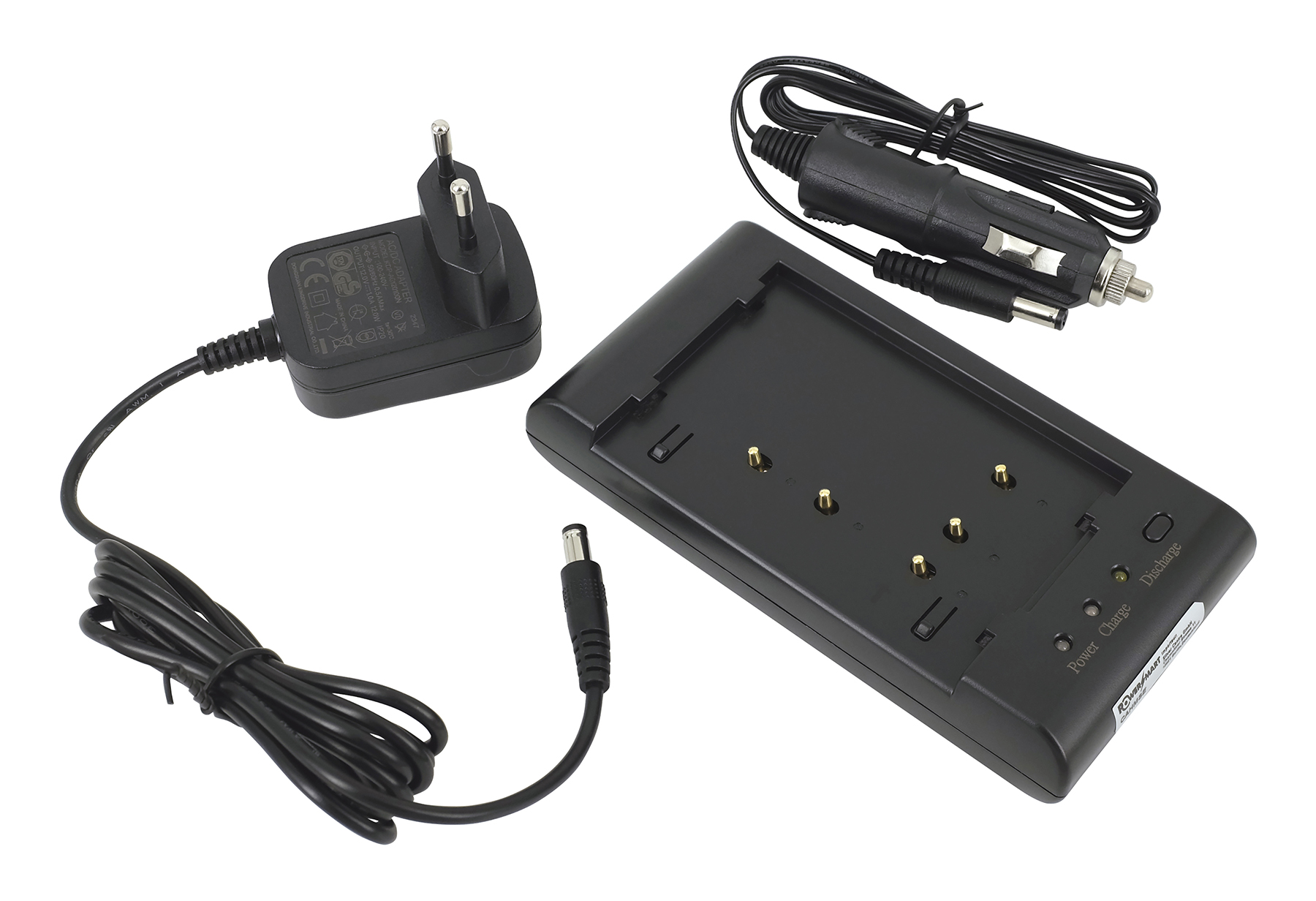 Alimentatore nero con cavo, caricabatterie per auto e dock di ricarica su sfondo bianco.