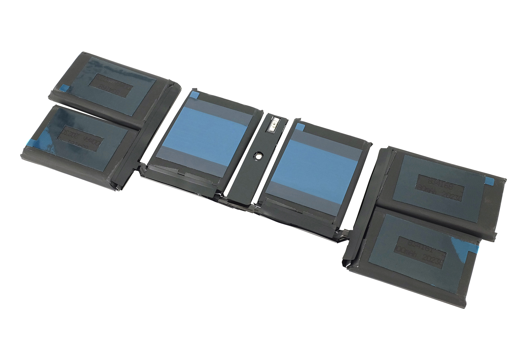 Diverse celle di batteria per laptop con segni blu su sfondo bianco.