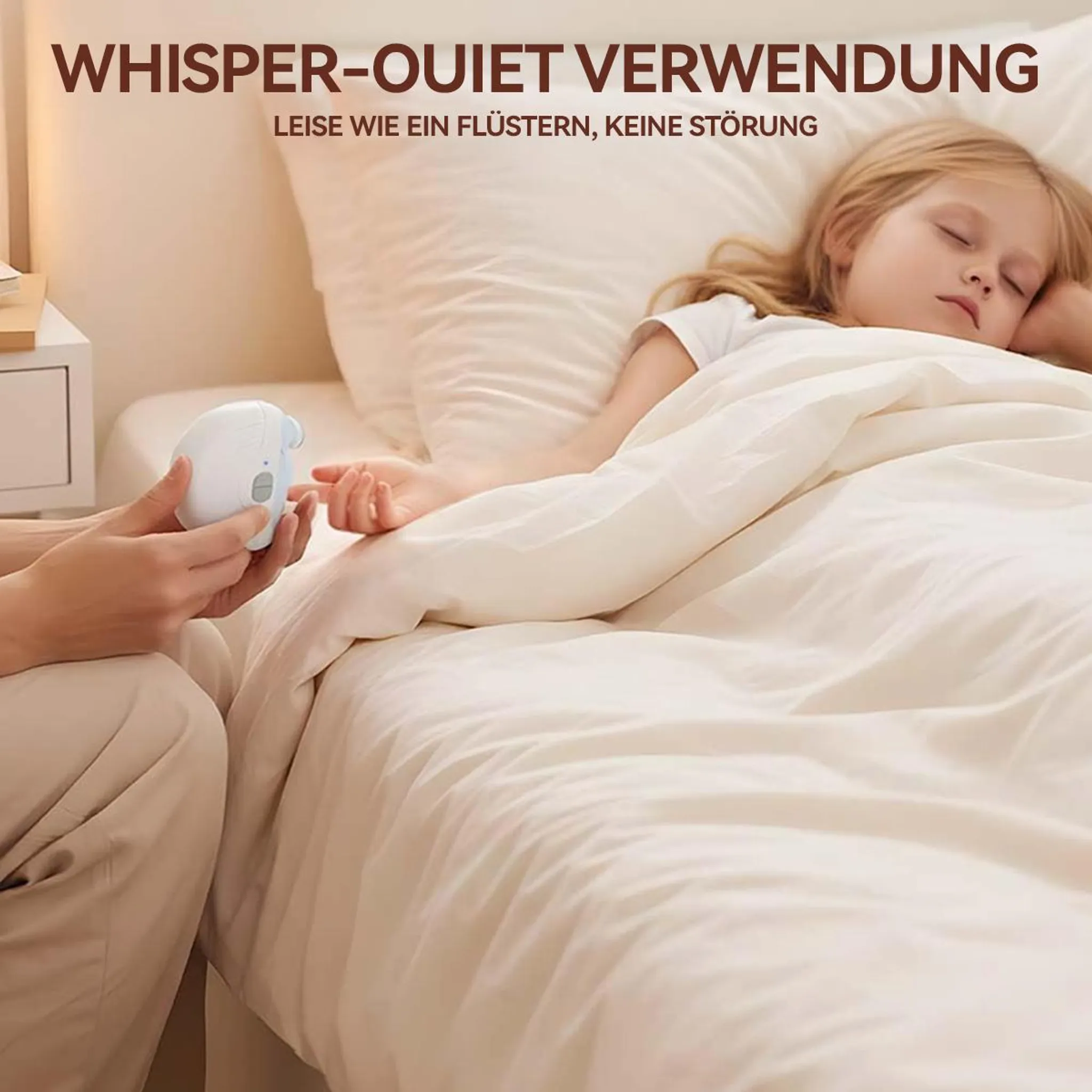 Eine Person hält ein weißes Gerät neben einem schlafenden Kind im Bett.