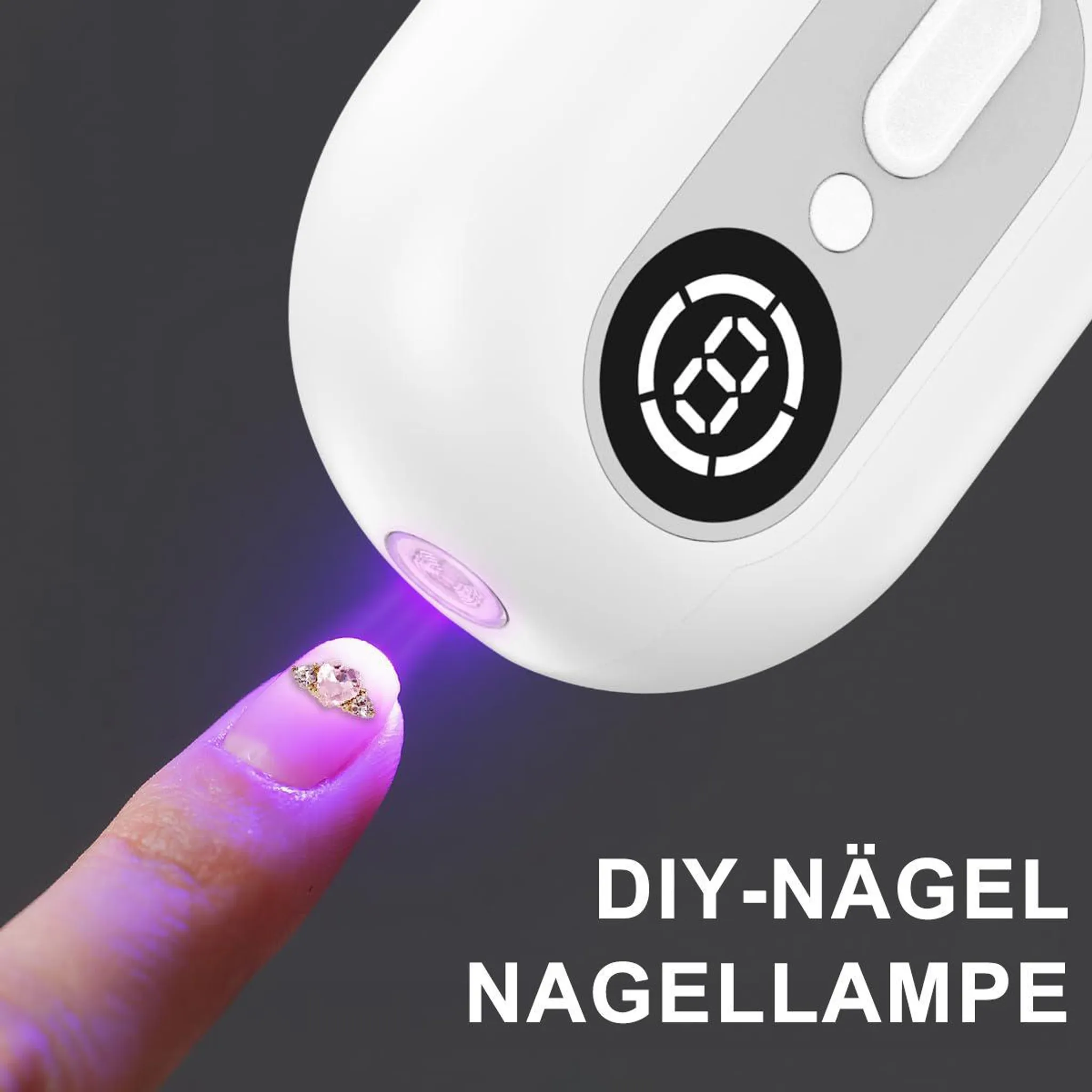 Eine weiße Nagellampe trocknet einen verzierten Fingernagel mit UV-Licht.
