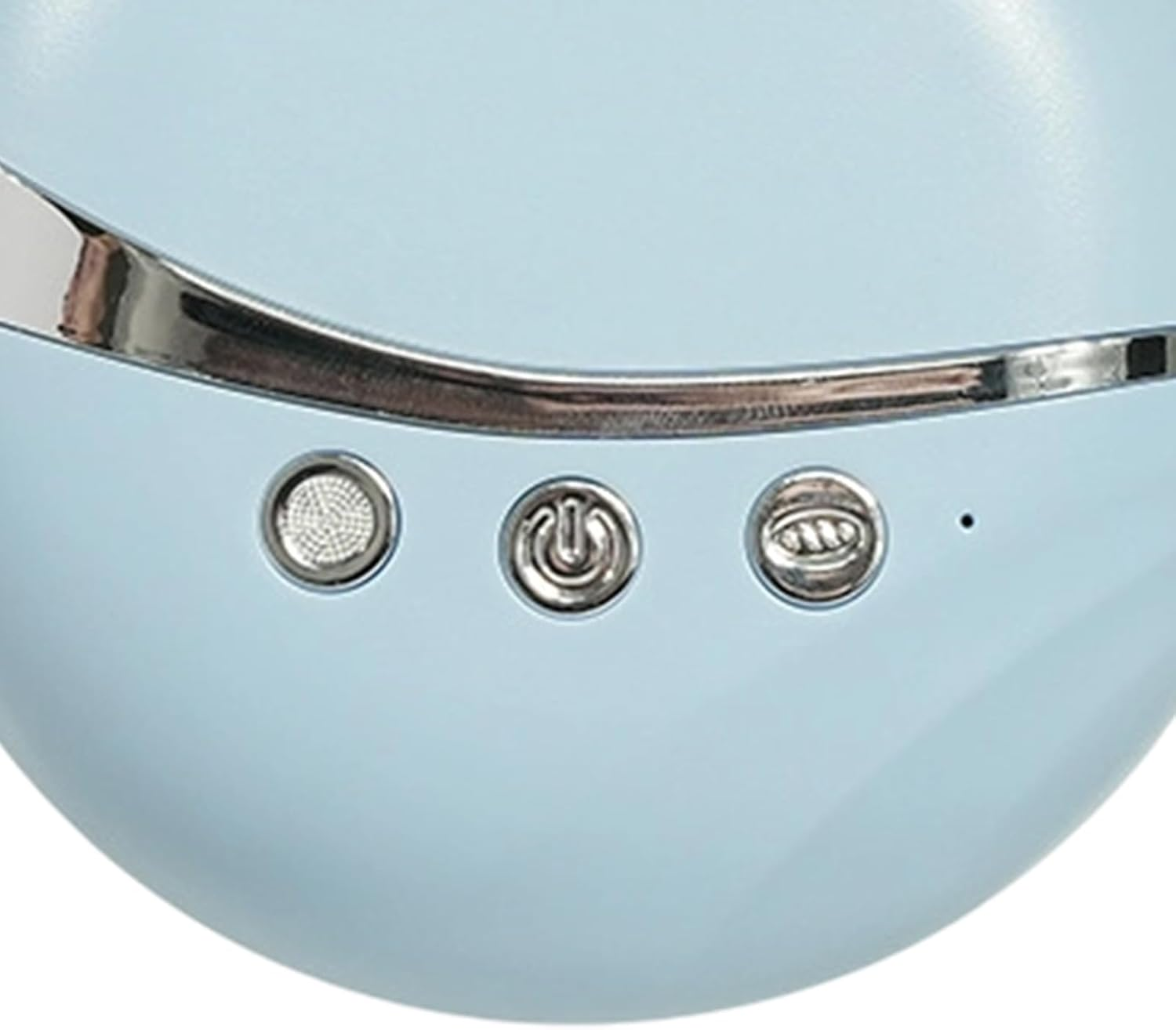 Hellblaues Gerät mit drei silbernen Knöpfen und einer gebogenen Metallleiste.