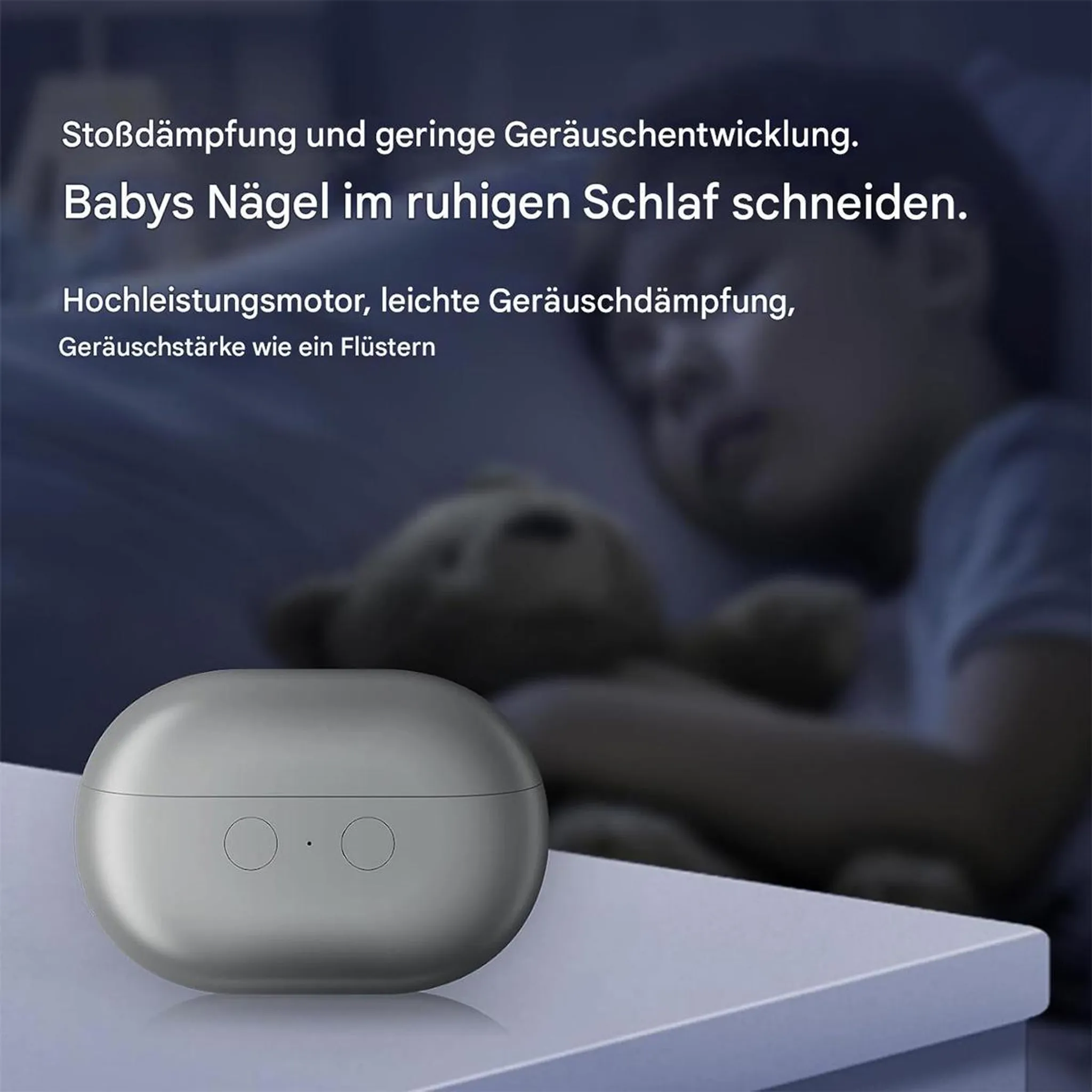 Graues Ladeetui für Ohrhörer auf Tisch, Baby schläft im Hintergrund.