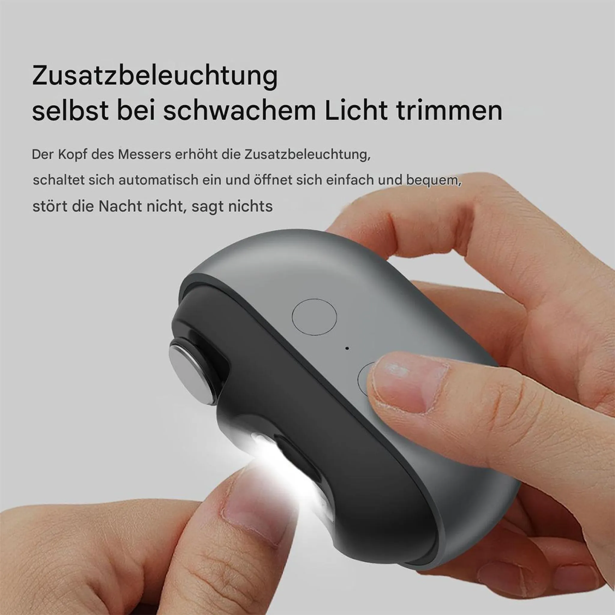 Ein Finger hält einen Nasentrimmer mit Licht. Der Trimmer ist grau und schwarz.