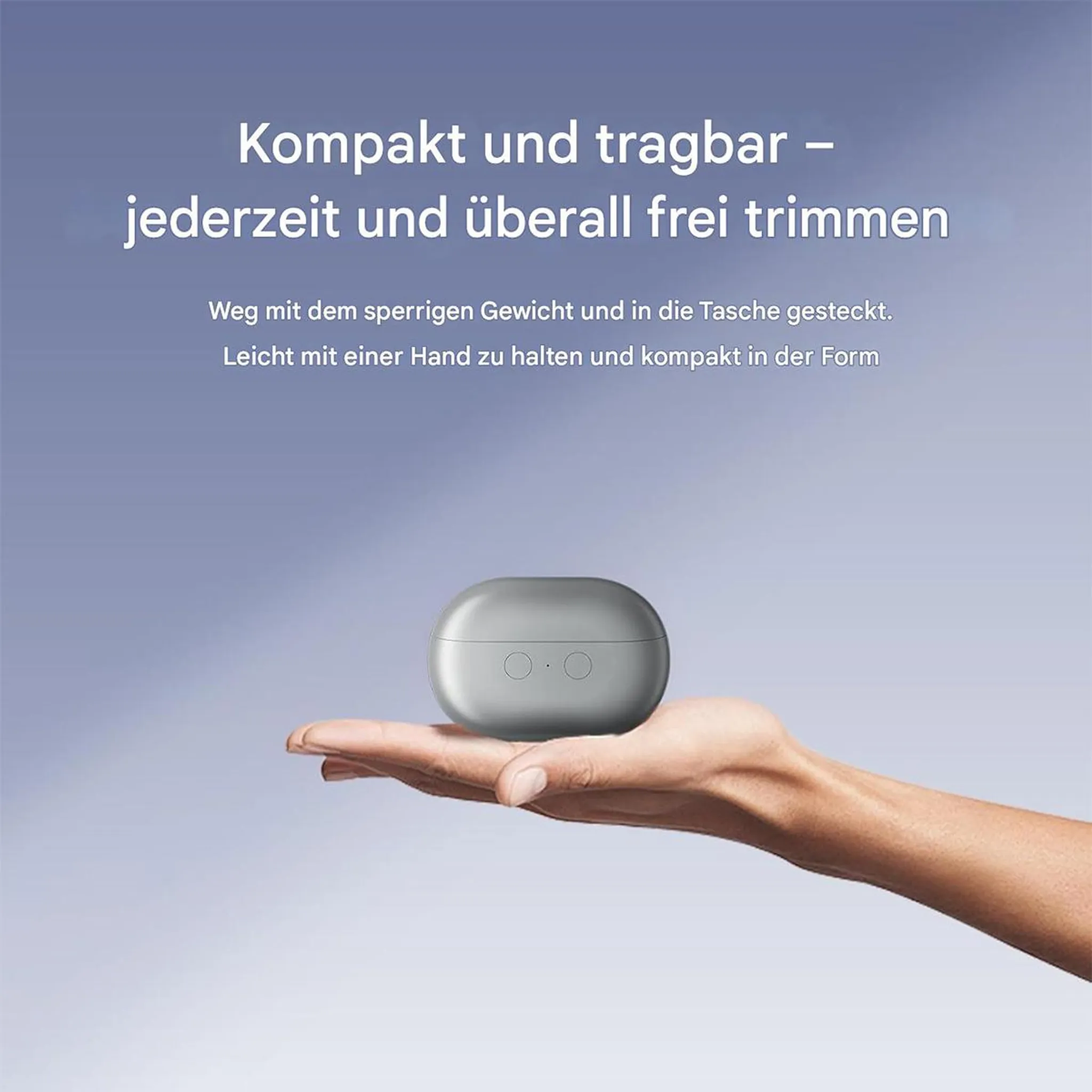 Eine Hand hält ein silbernes Ladeetui für Kopfhörer vor einem blauen Himmel.
