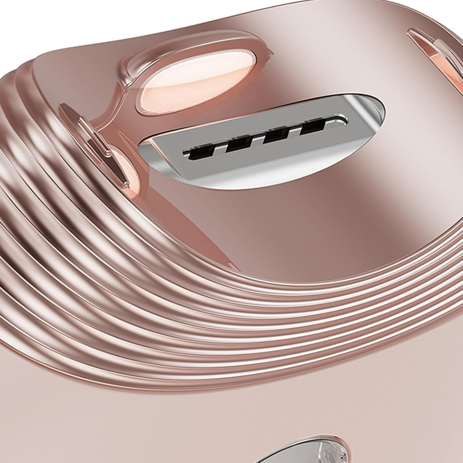 Nahaufnahme eines roségoldenen Toasters mit Schlitzschlitzen und Rillen.