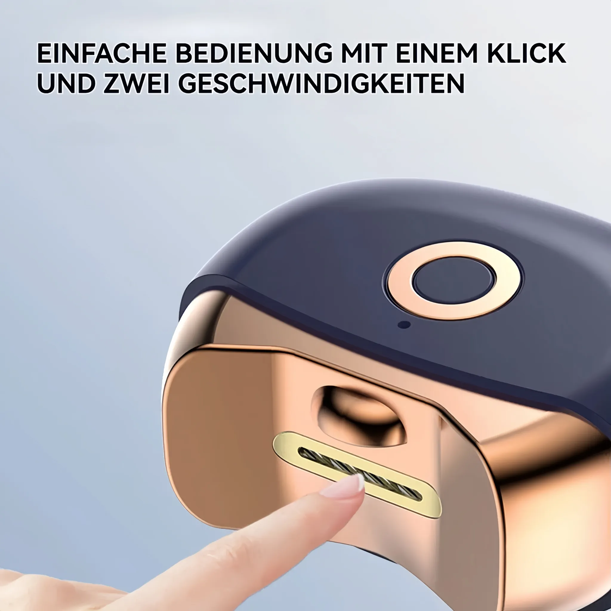 Ein Finger betätigt einen dunkelblauen Nagelknipser mit goldener Umrandung.