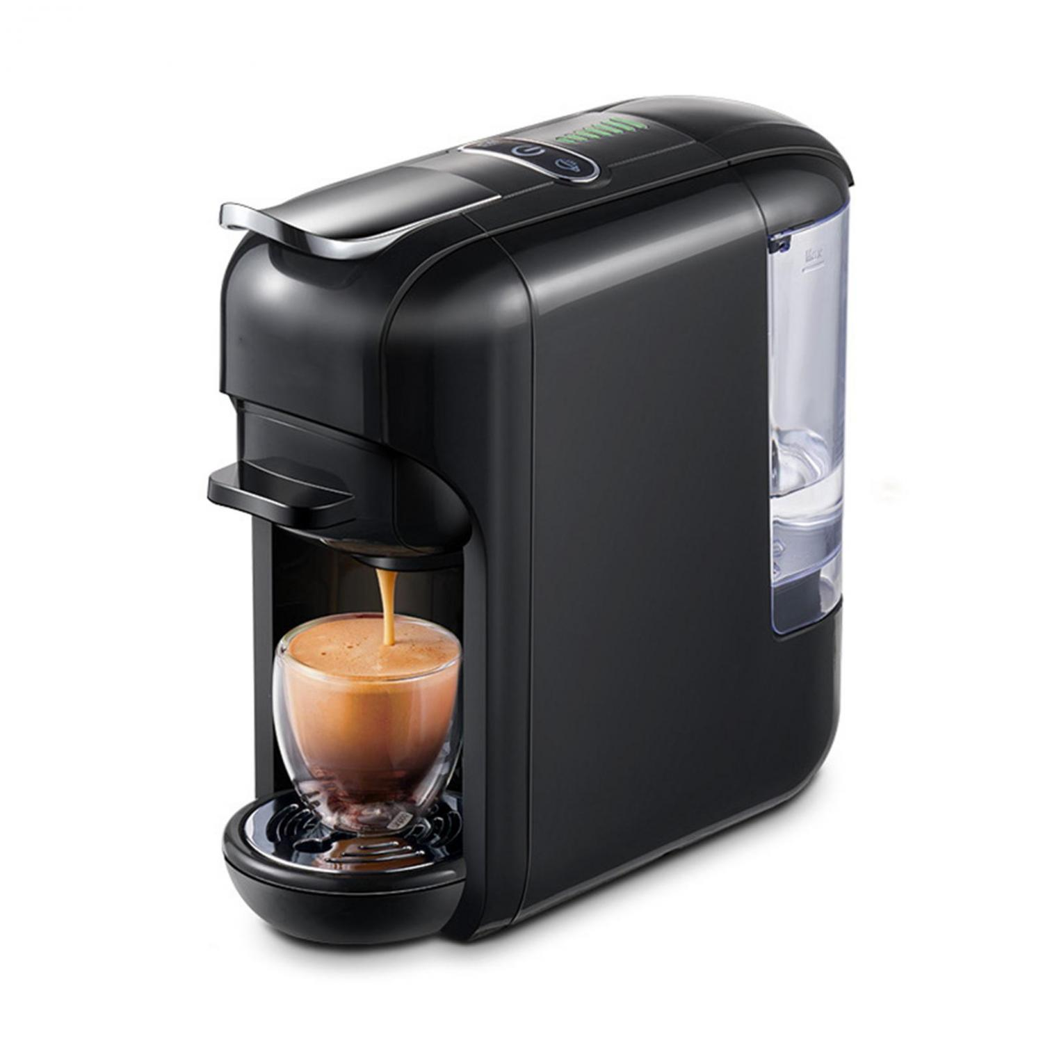 Eine schwarze Kaffeemaschine brüht Kaffee in ein Glas.