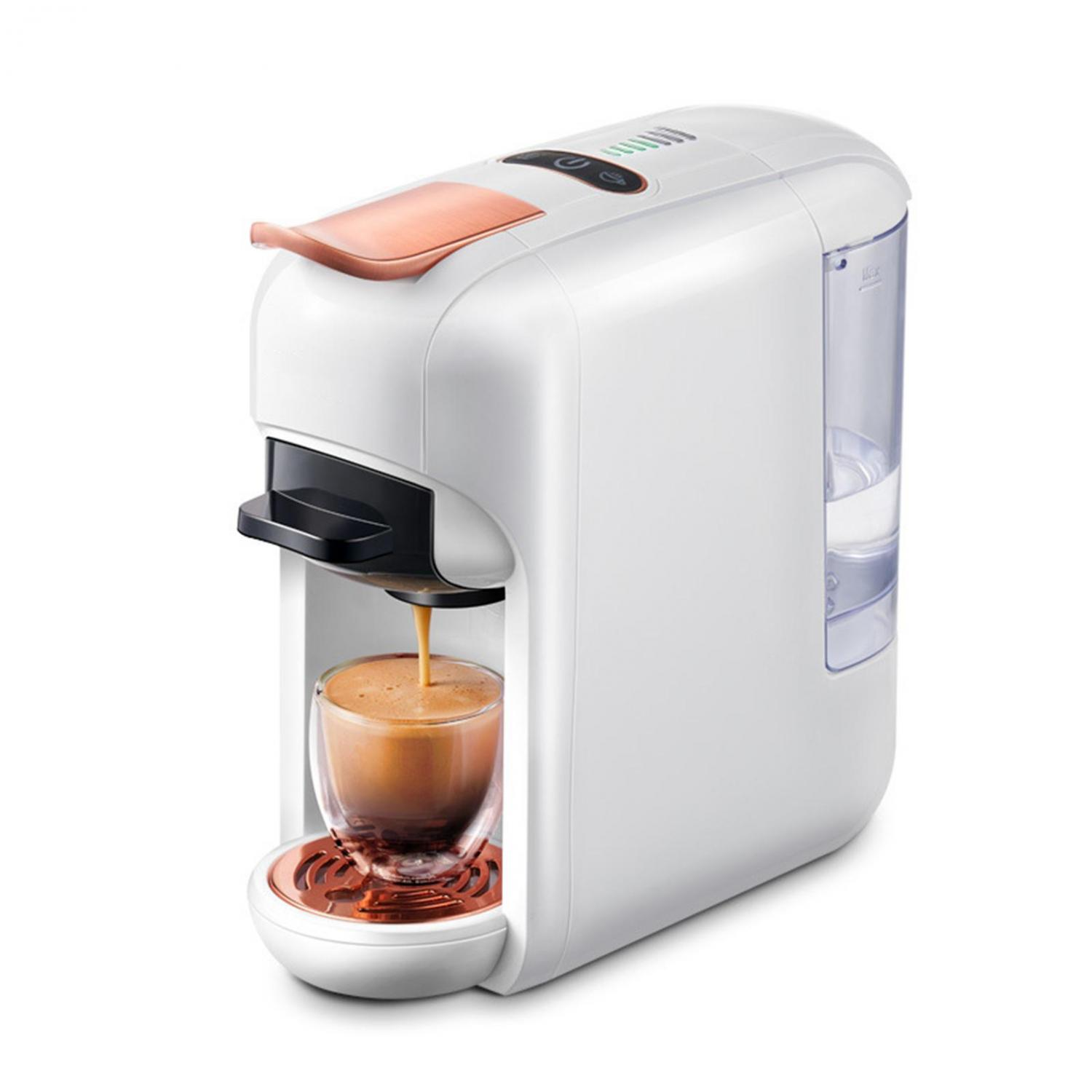 Weiße Kaffeemaschine brüht Espresso in ein Glas, kupferfarbene Akzente.