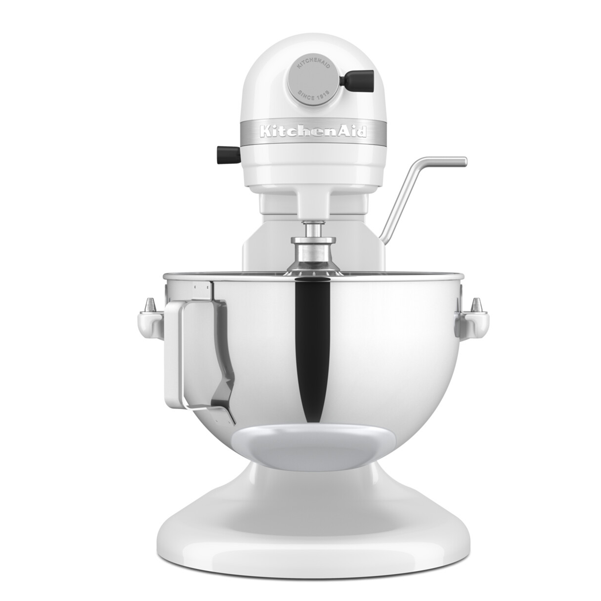 Ein weißer KitchenAid-Standmixer mit poliertem Metallnapf steht im Vordergrund.