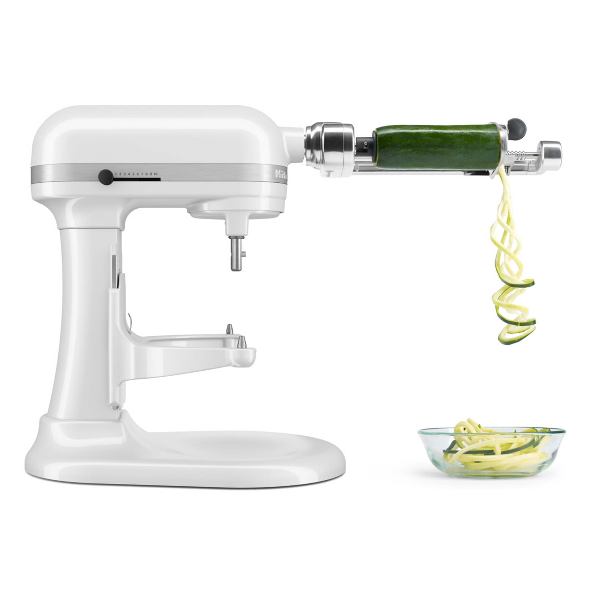 Ein weißer Standmixer mit Zucchinischneider, der Zucchini in Spiralen schneidet.
