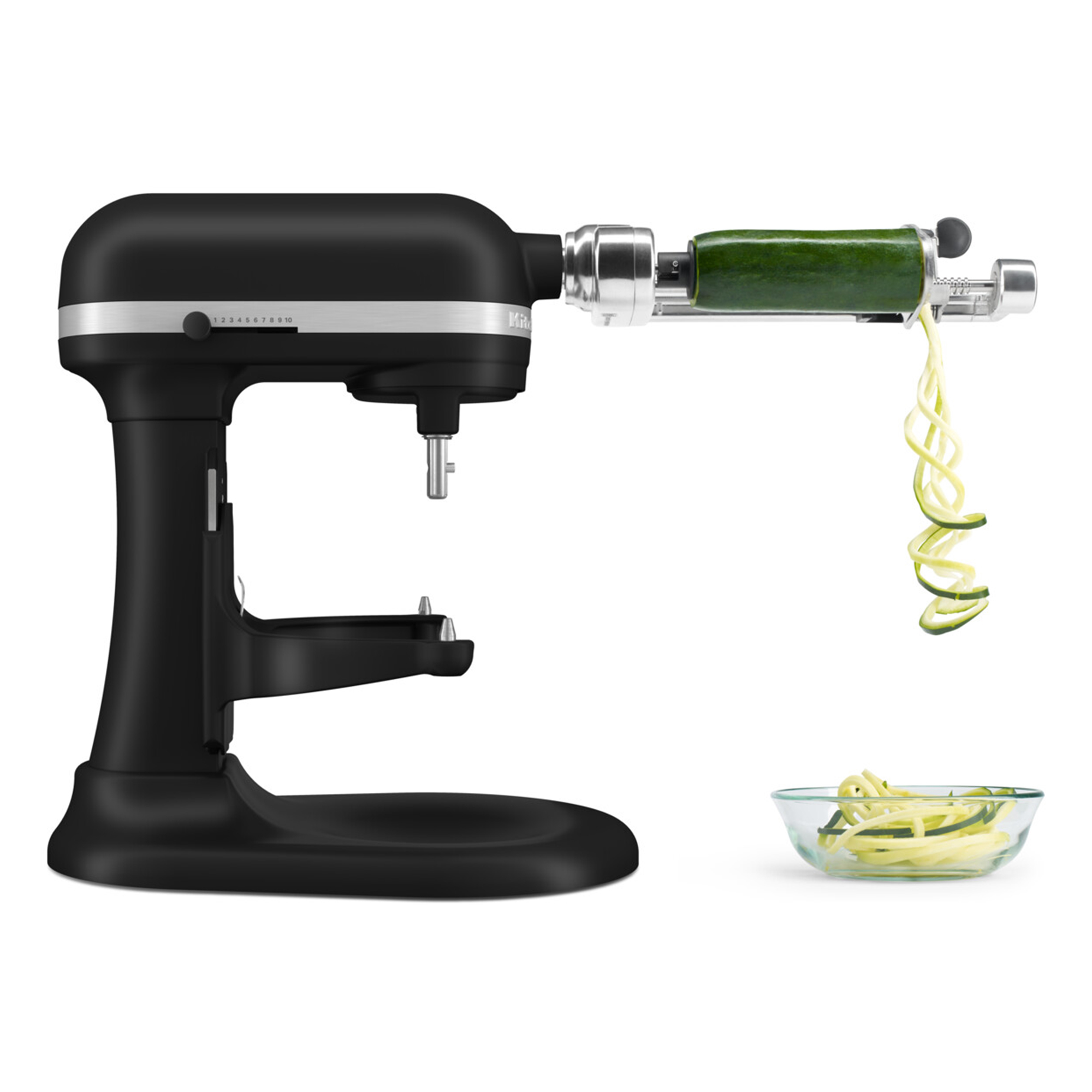 Schwarze Küchenmaschine mit Spiralizer-Aufsatz, der eine Zucchini zu Spiralen verarbeitet.