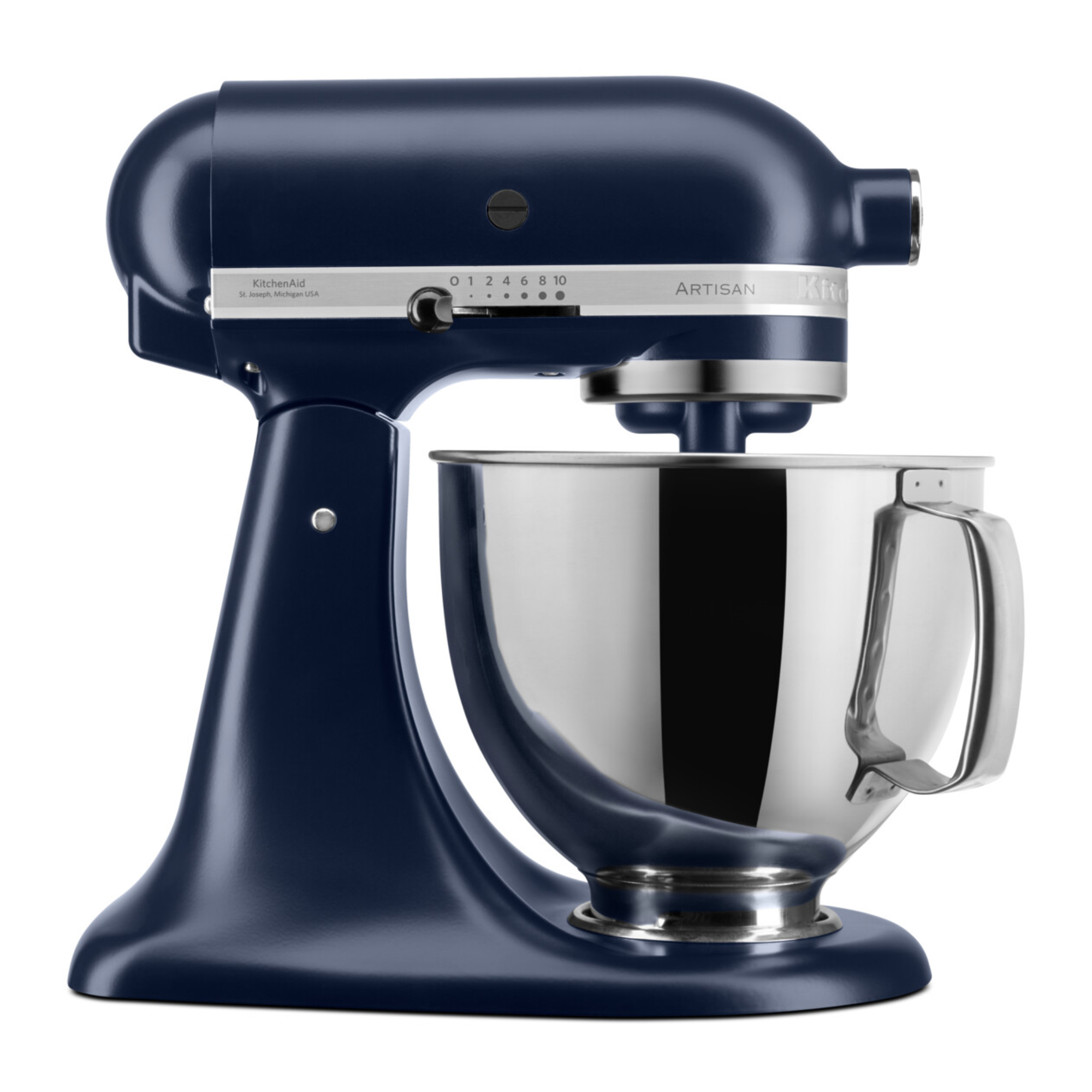 Eine dunkelblaue KitchenAid Artisan Küchenmaschine mit silberner Schüssel. Weißer Hintergrund.