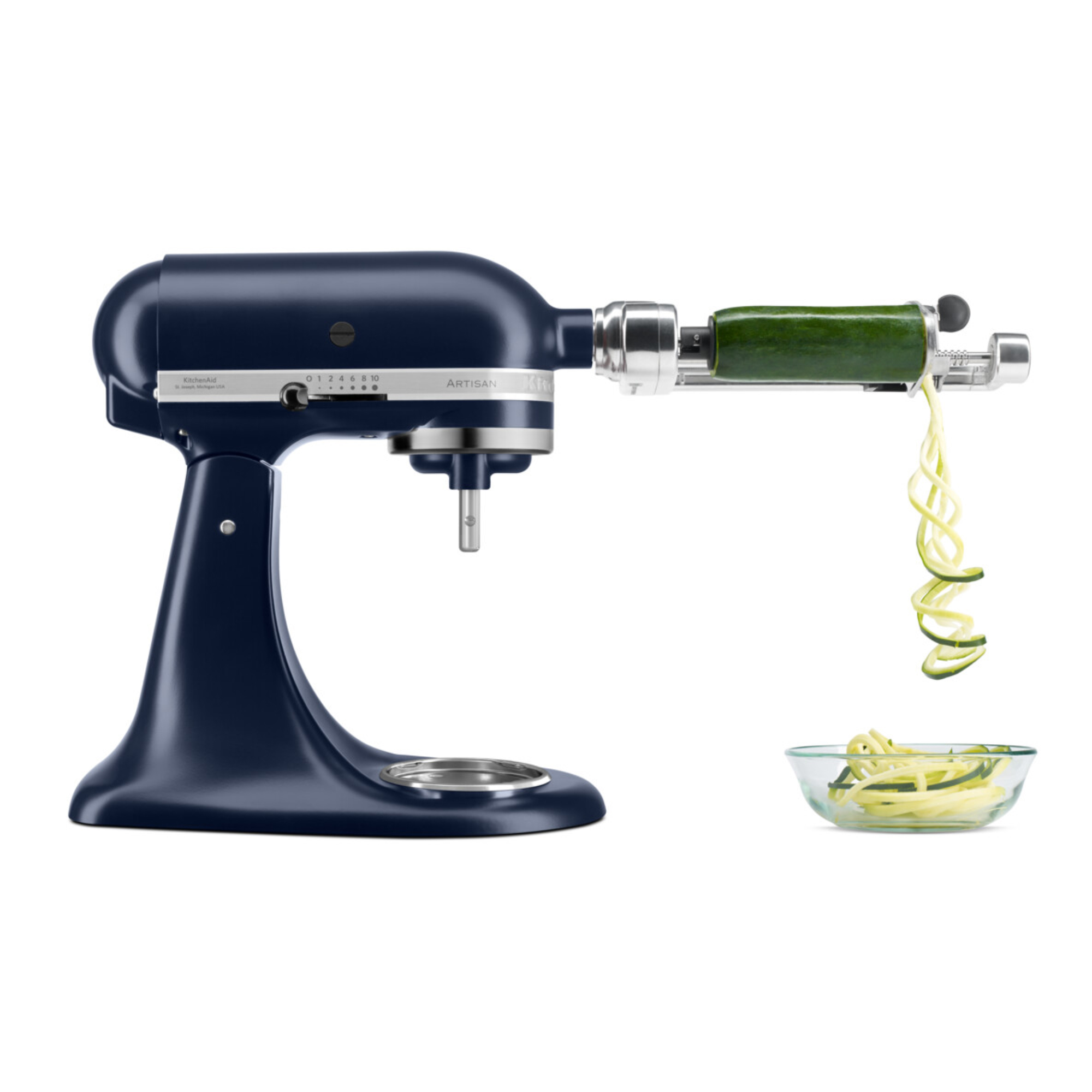 Dunkelblauer Küchenmixer mit Zucchinischneider, der Zucchini in Spiralen schneidet.