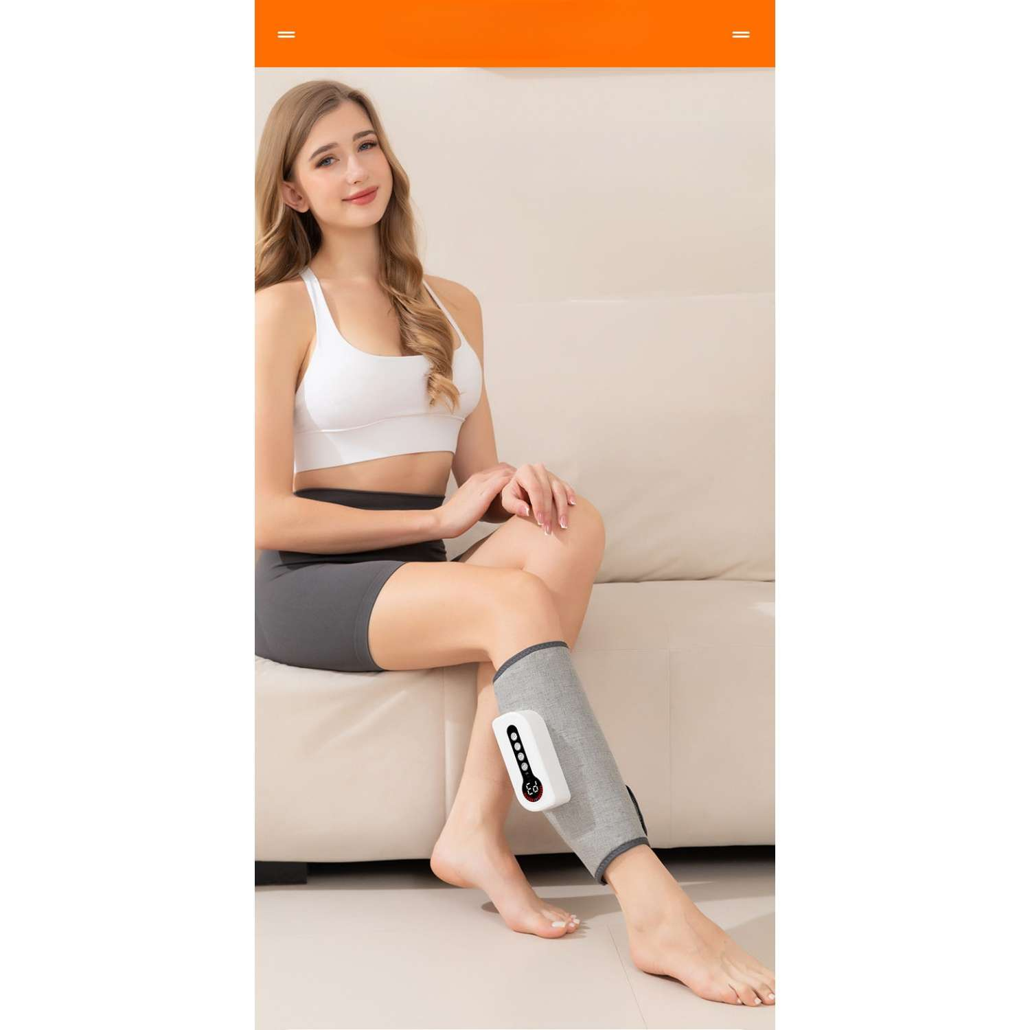 Frau mit einem Massagegerät am Bein, das auf einem Sofa sitzt.