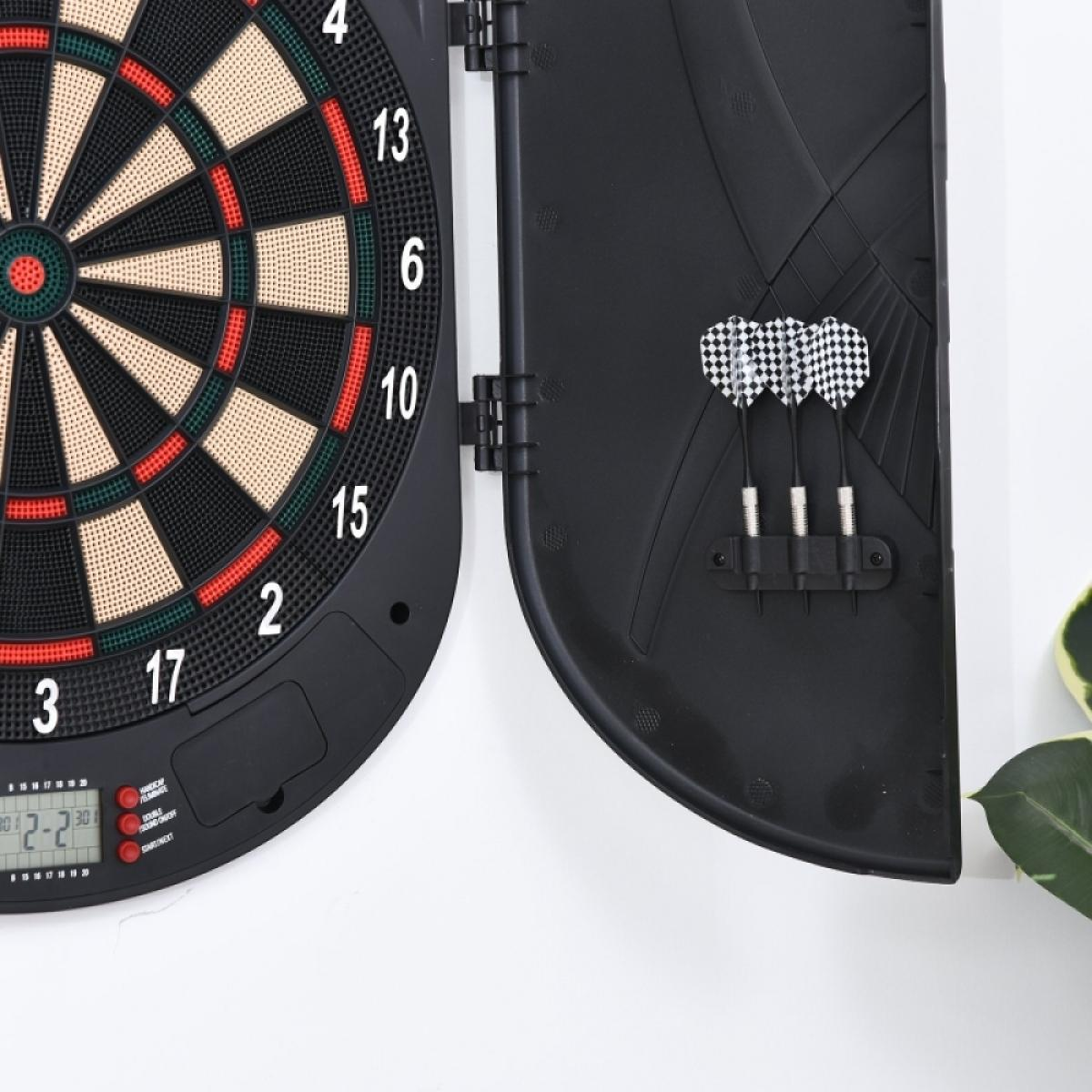 Elektronische Dartscheibe mit drei Darts im geöffneten schwarzen Kasten.