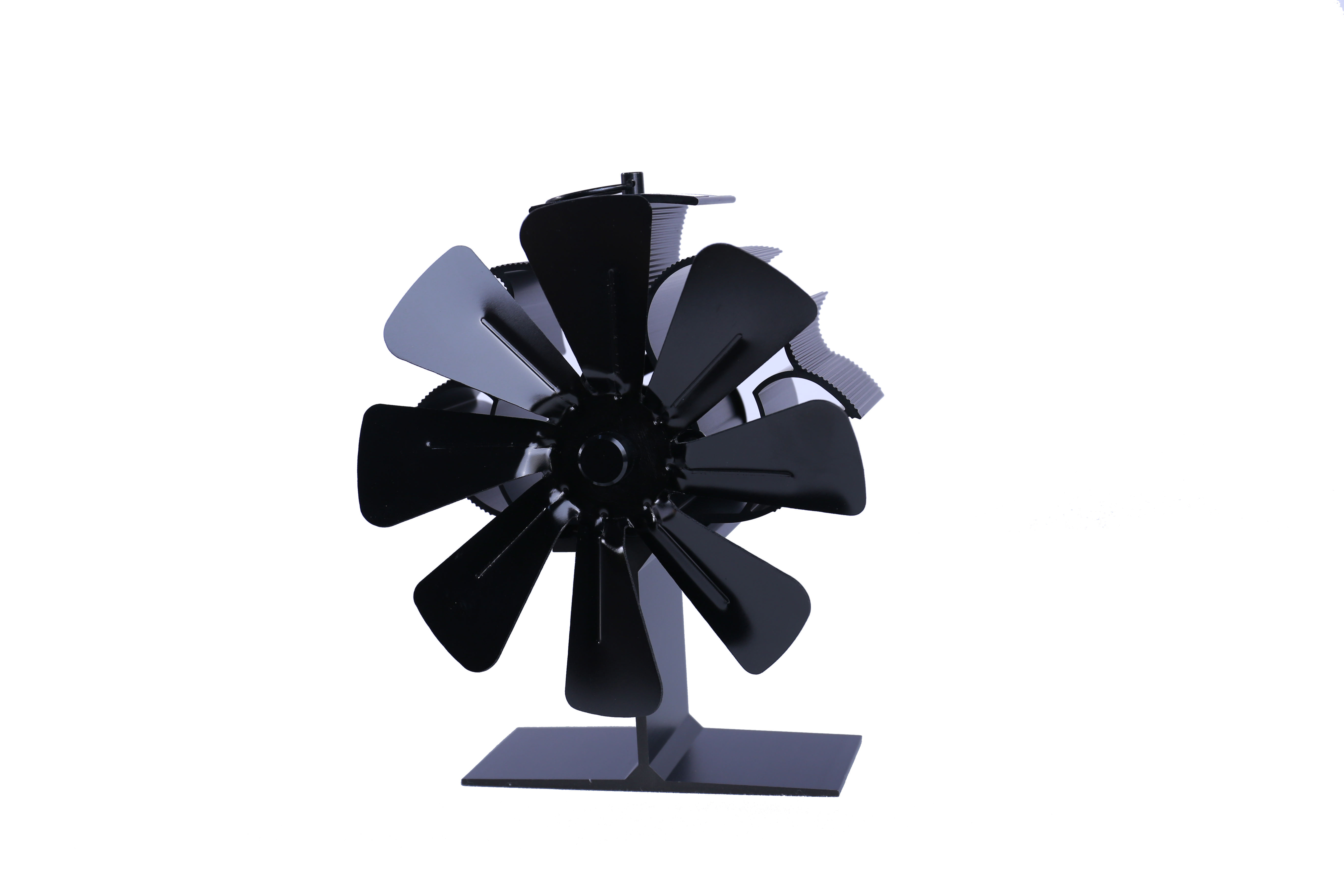Czarny wentylator piecowy z ośmioma łopatkami stoi na prostokątnej podstawie.
