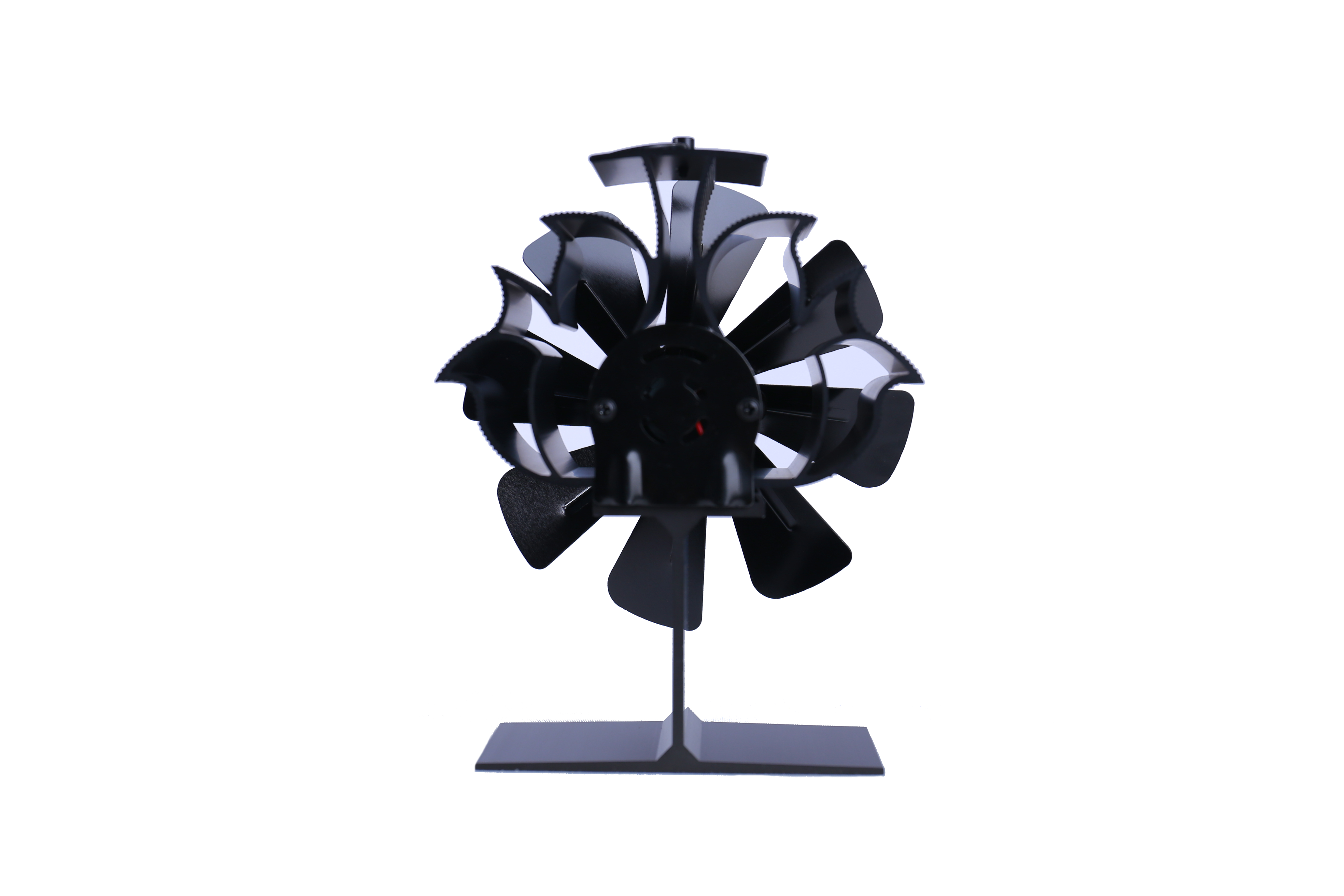 Czarny wentylator z łopatkami na stojaku.