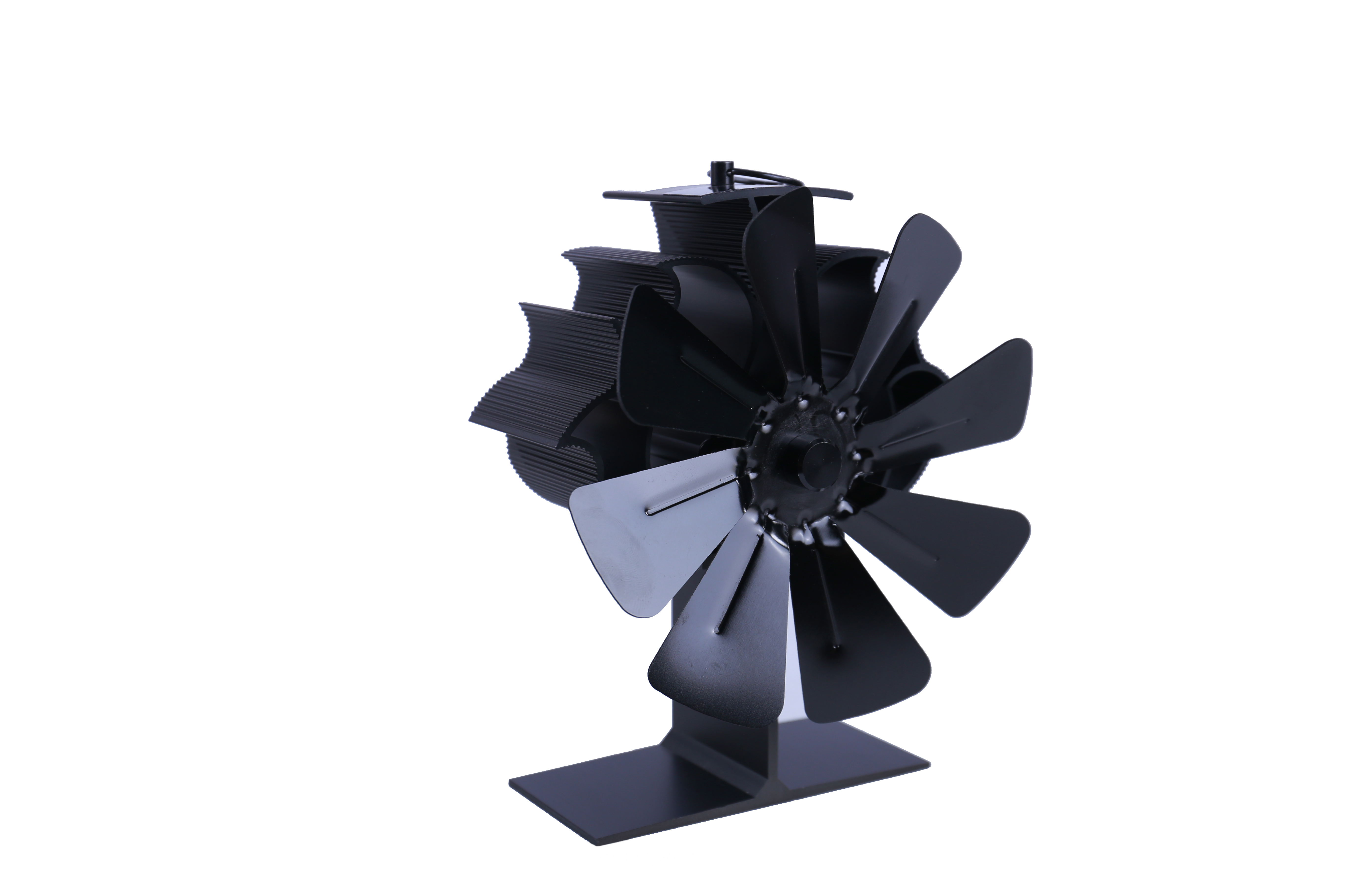 Czarny wentylator piecowy z szerokimi łopatkami stoi na płaskiej podstawie.