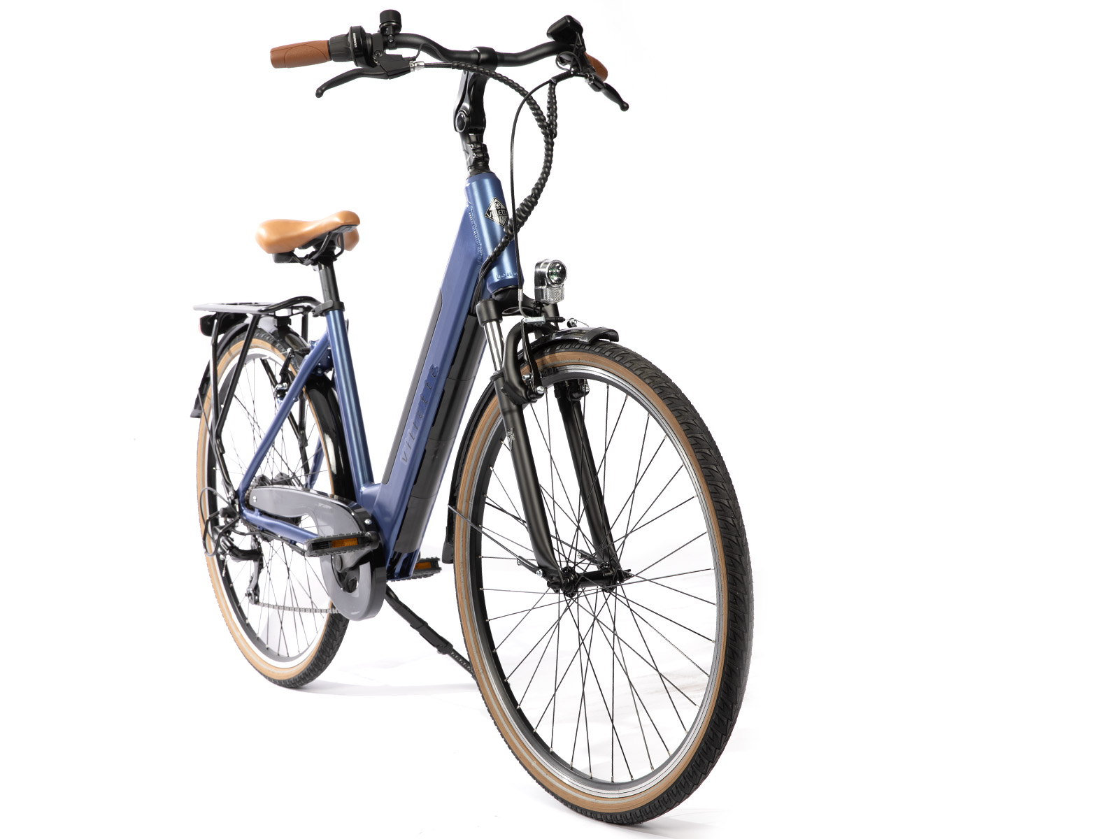 Een blauwe e-bike met bruin zadel en handvatten op een witte achtergrond.