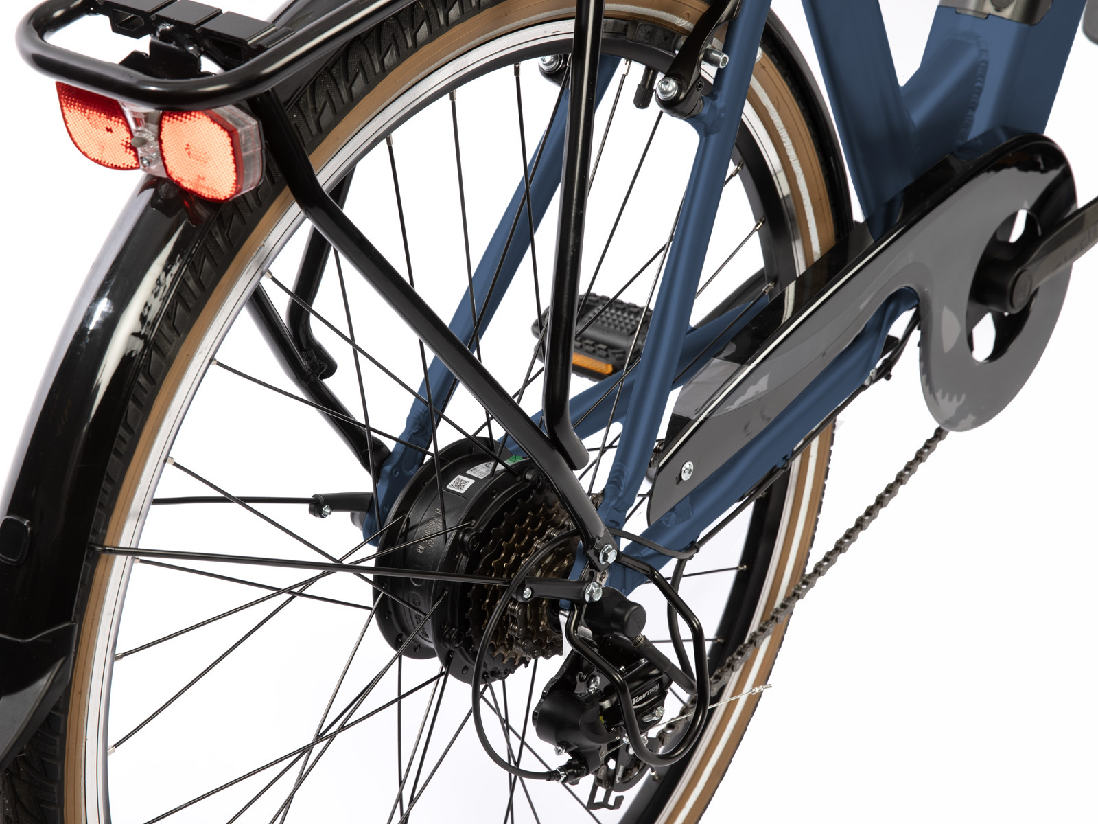 Blauwe fiets: Achteraanzicht met wiel, ketting, spatbord en achterlicht.