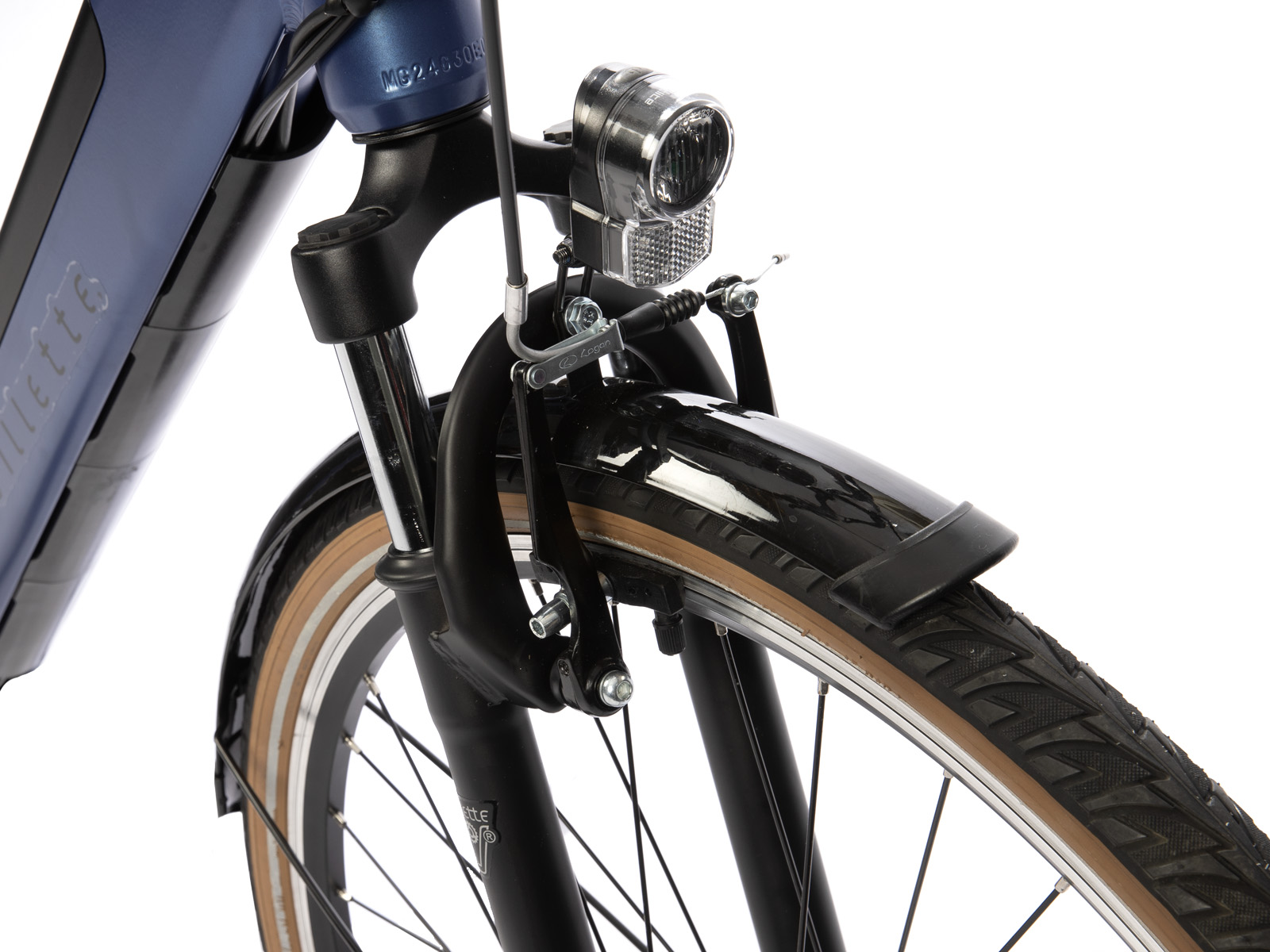 Close-up van het voorwiel en de vork van een blauwe fiets met een zilveren koplamp.